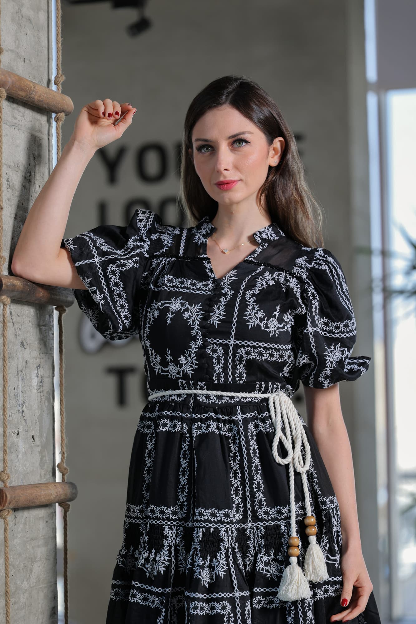 فستان ميدي بخياطه يدويه من الدانتيل