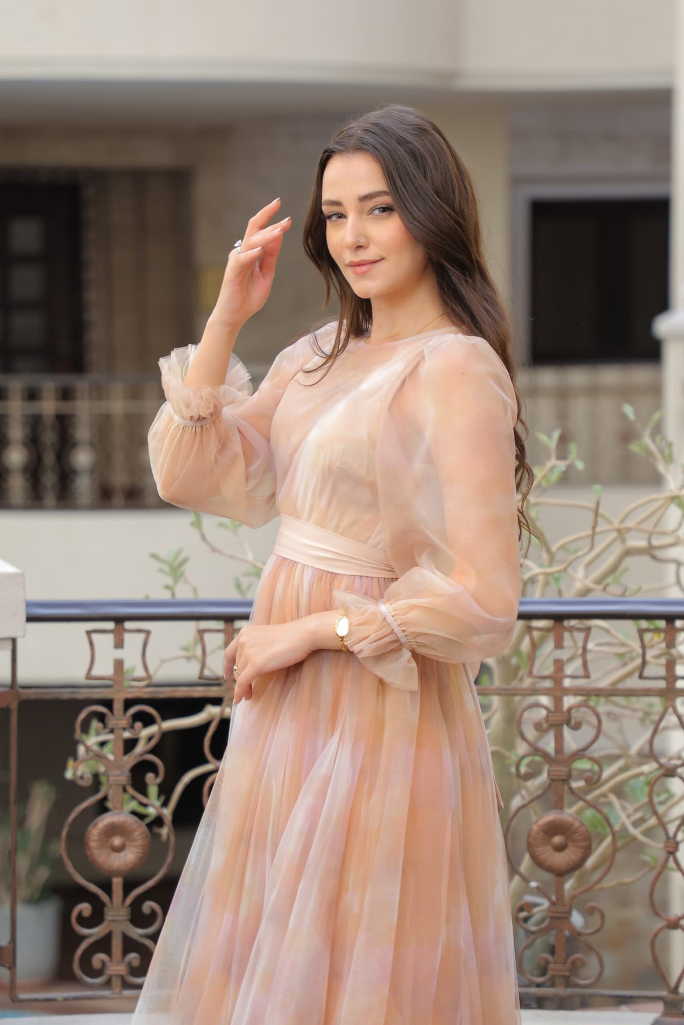 فستان تل ناعم ميد باكمام شفافة بيج