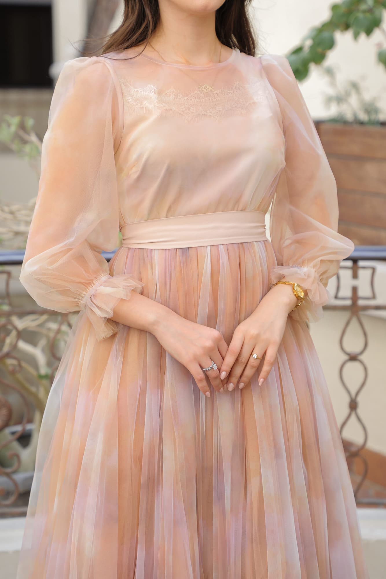 فستان تل ناعم ميد باكمام شفافة بيج