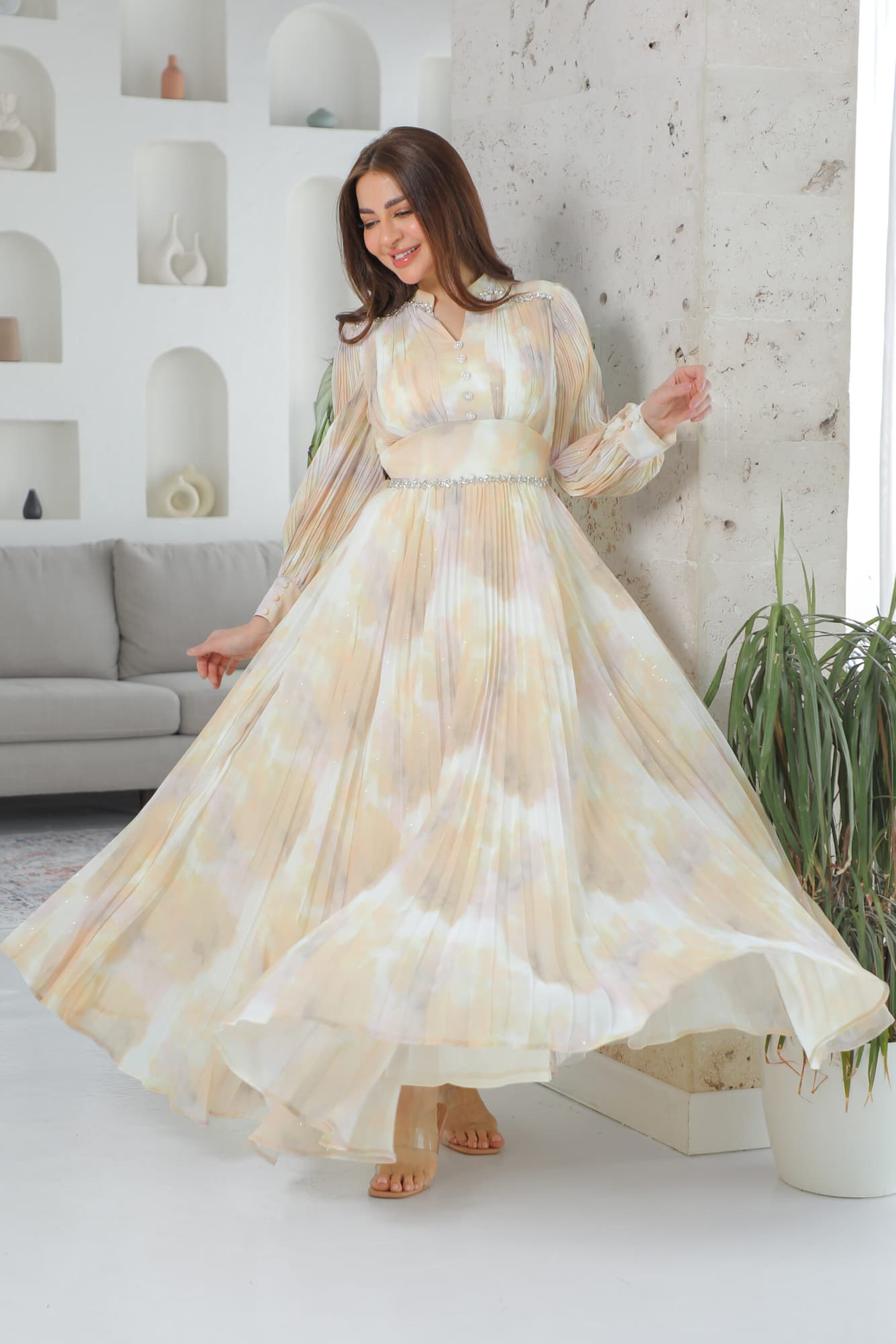 فستان طويل تصميم كسرات وازارير وهمية بخصر مزموم