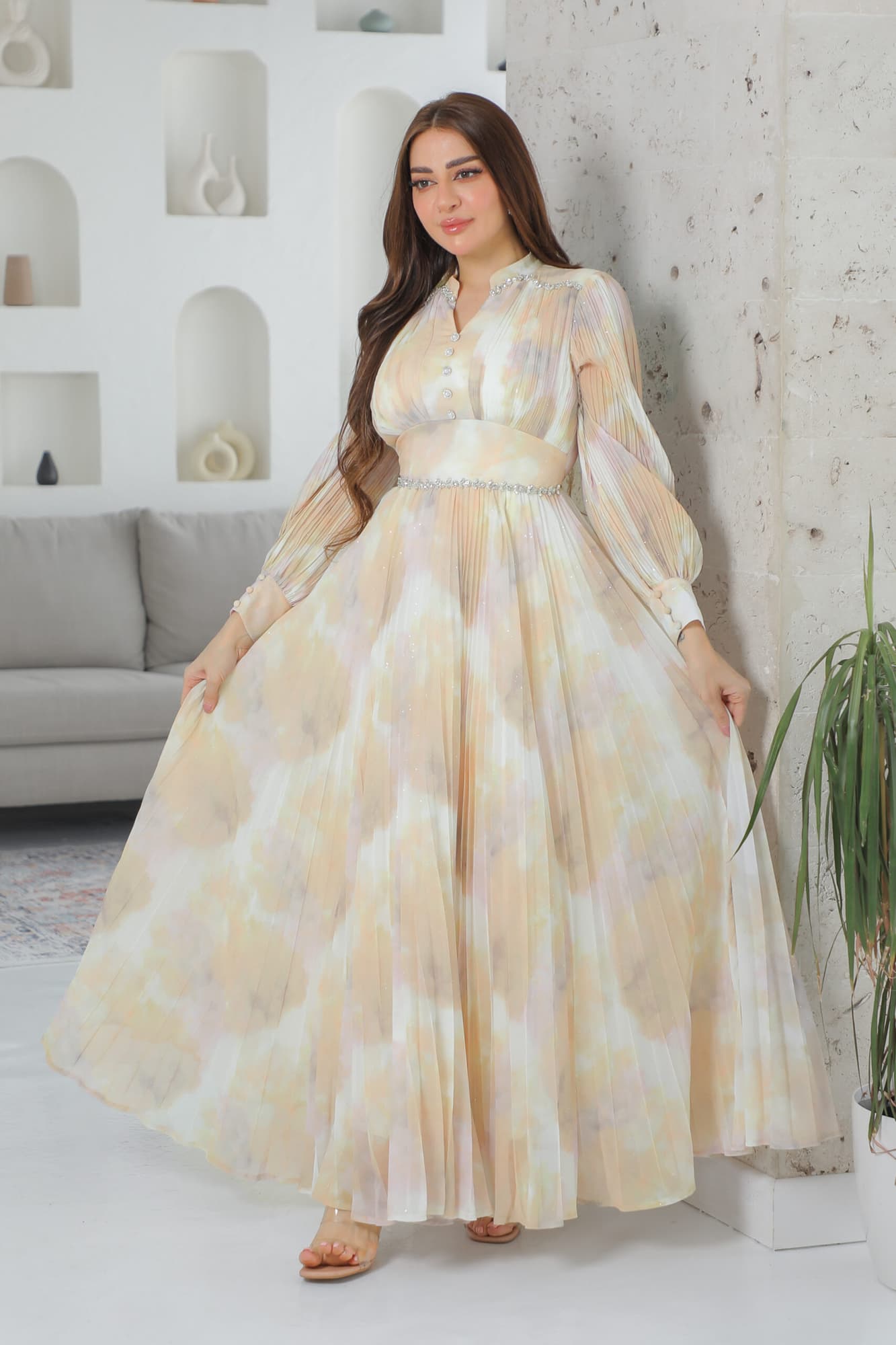 فستان طويل تصميم كسرات وازارير وهمية بخصر مزموم