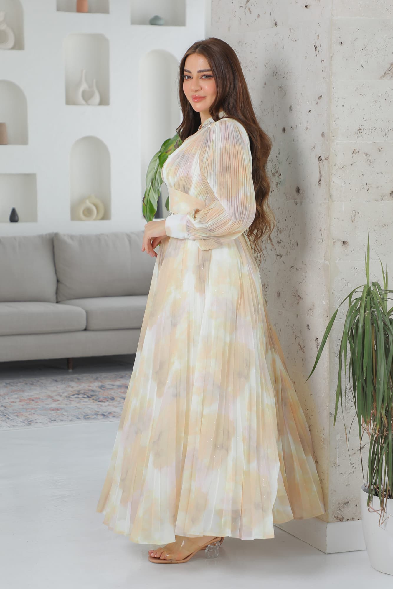 فستان طويل تصميم كسرات وازارير وهمية بخصر مزموم