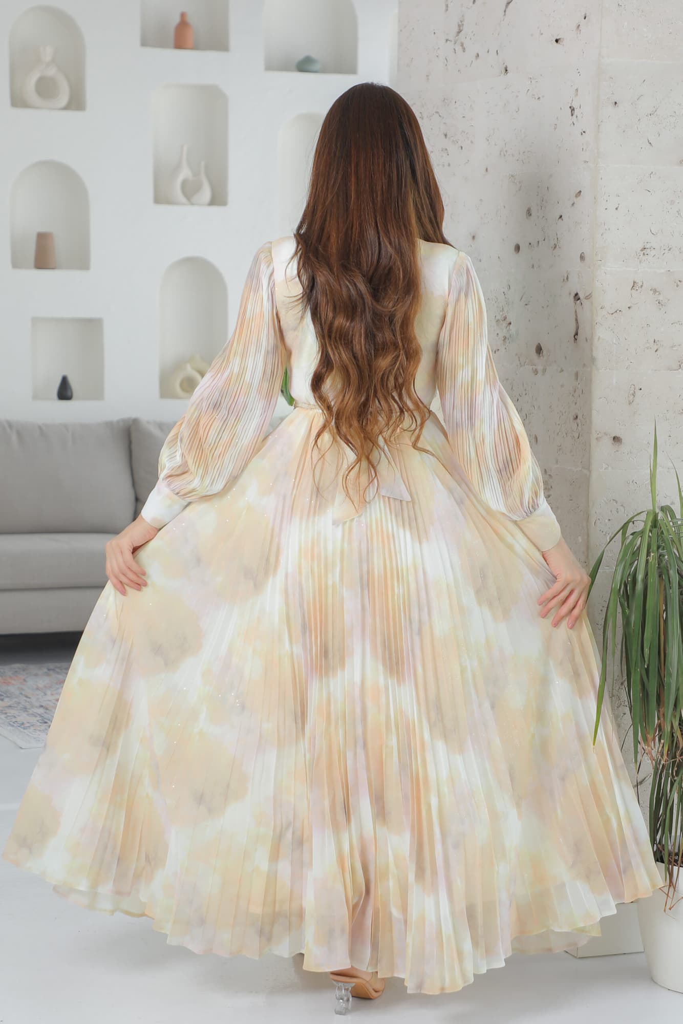 فستان طويل تصميم كسرات وازارير وهمية بخصر مزموم