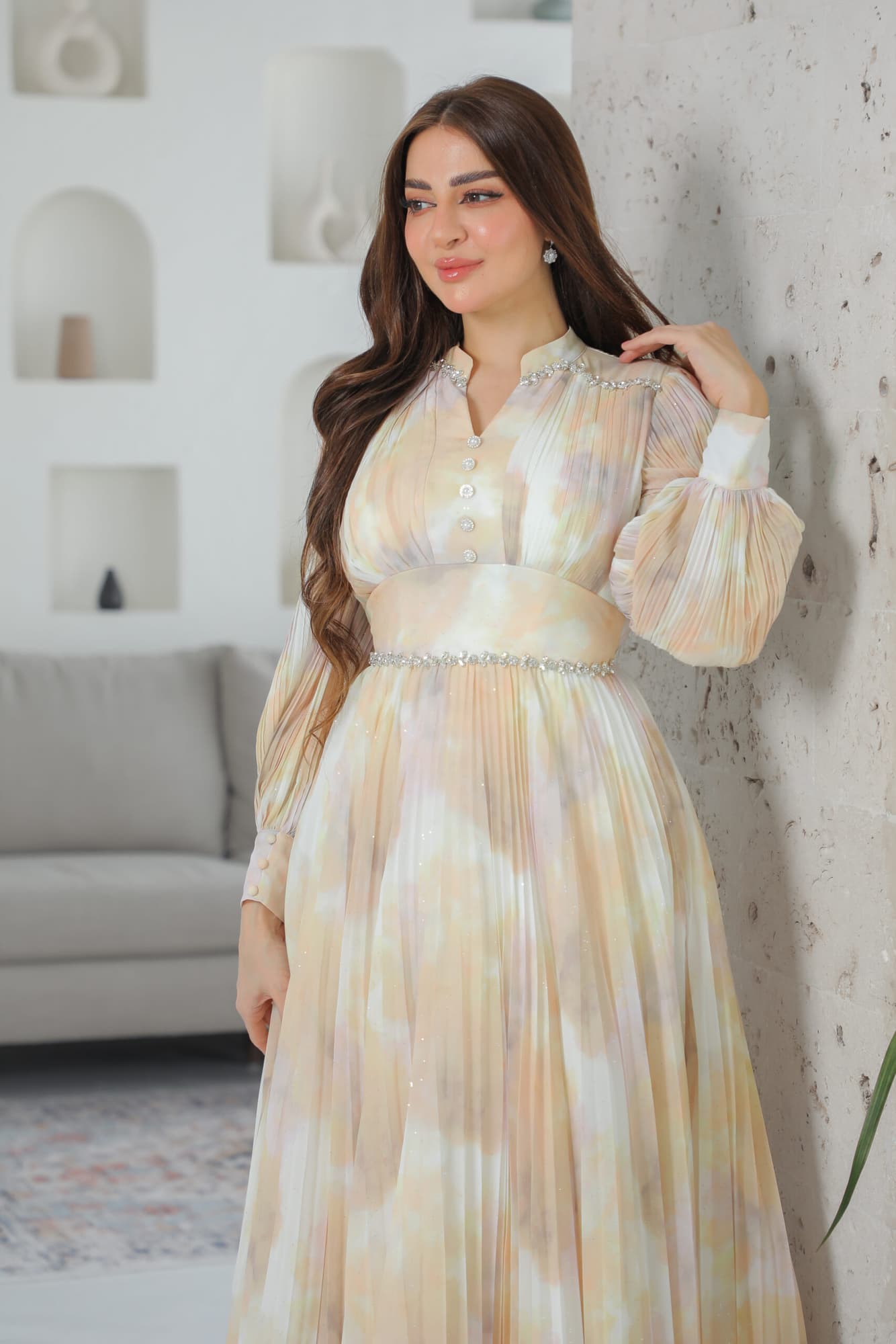 فستان طويل تصميم كسرات وازارير وهمية بخصر مزموم