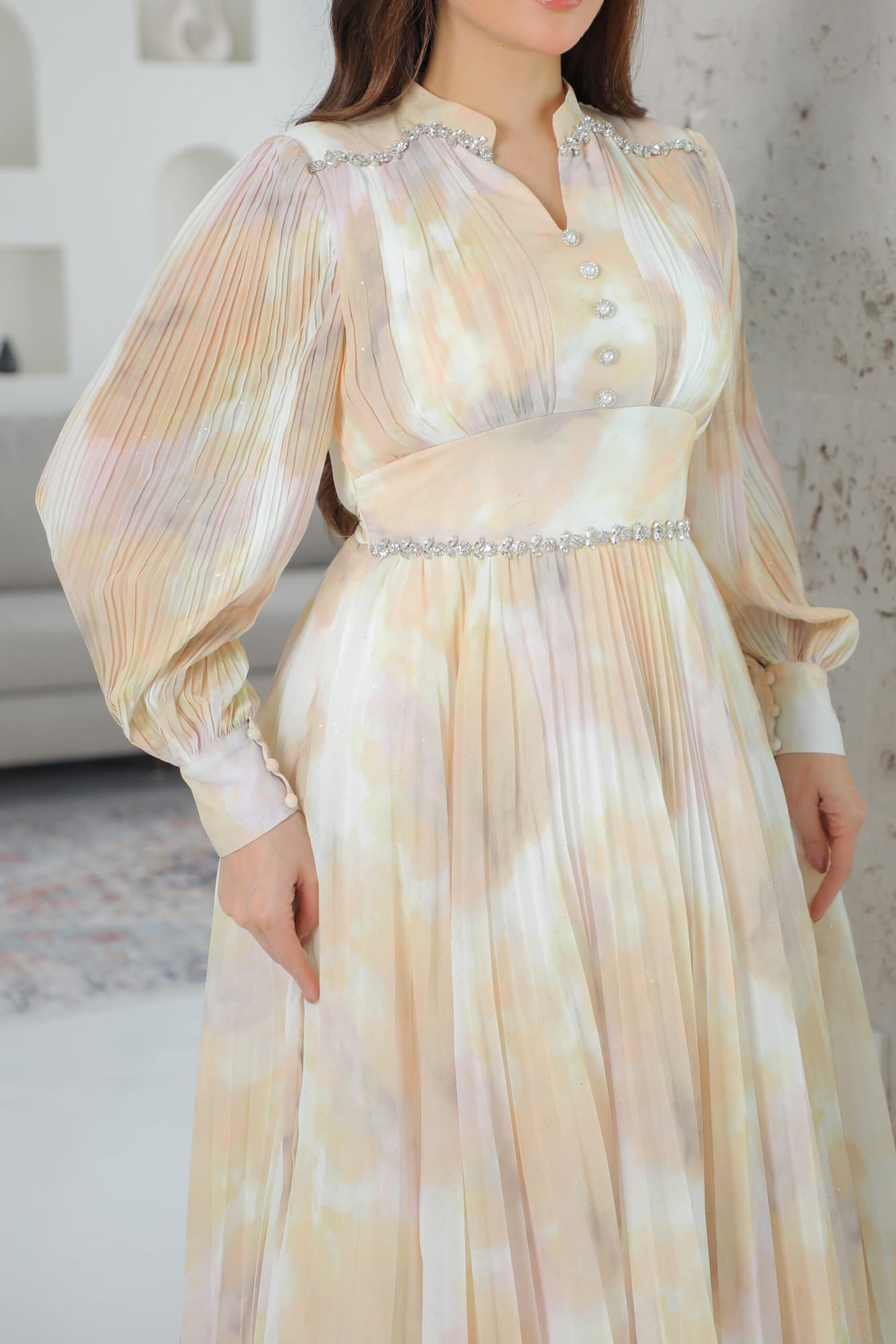 فستان طويل تصميم كسرات وازارير وهمية بخصر مزموم