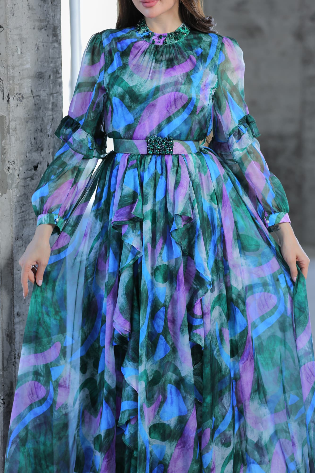 فستان فضفاض بالوان متناغمة مع حزام تركواز فاتح