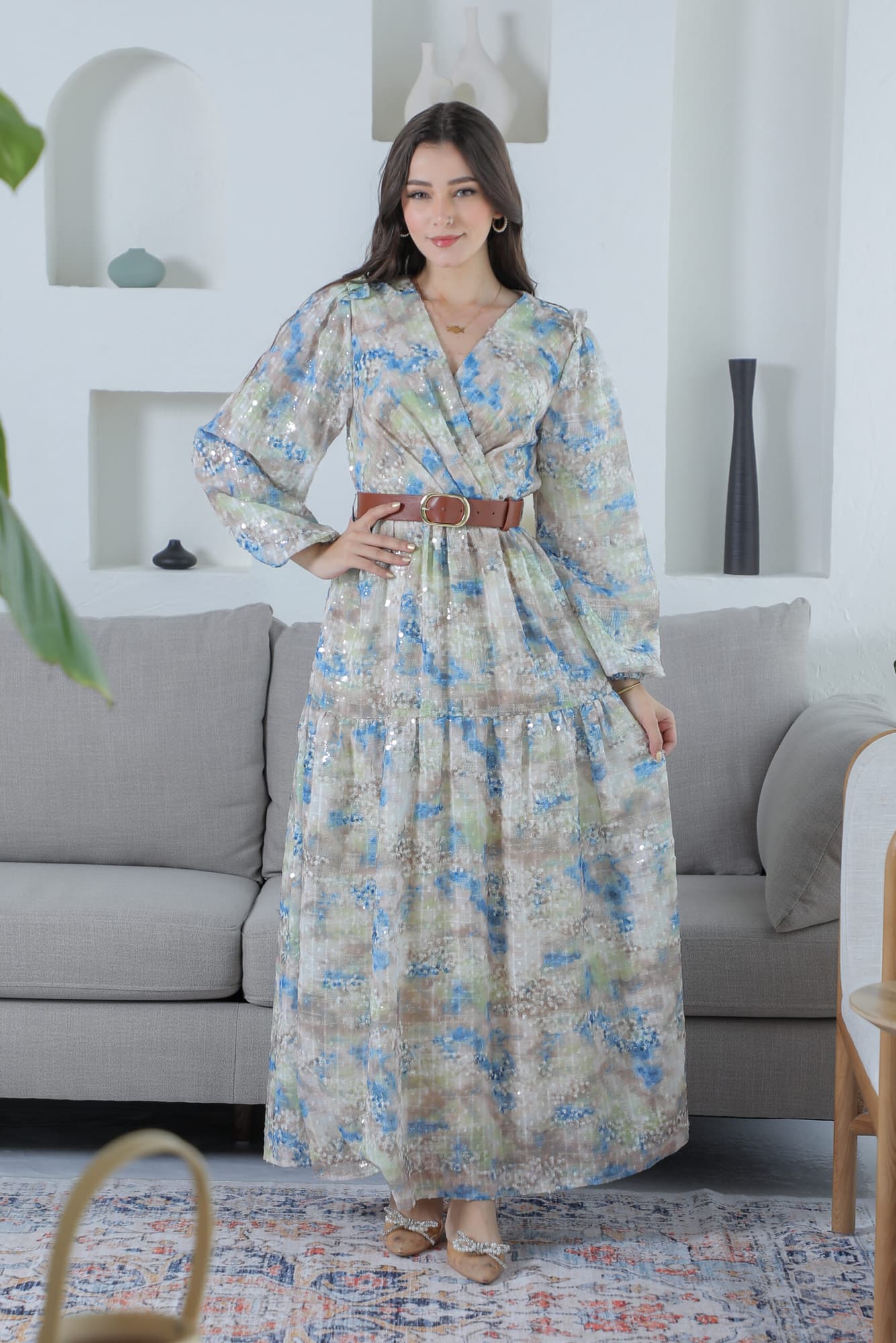 فستان باكمام واسعة مع حزام جلد بني