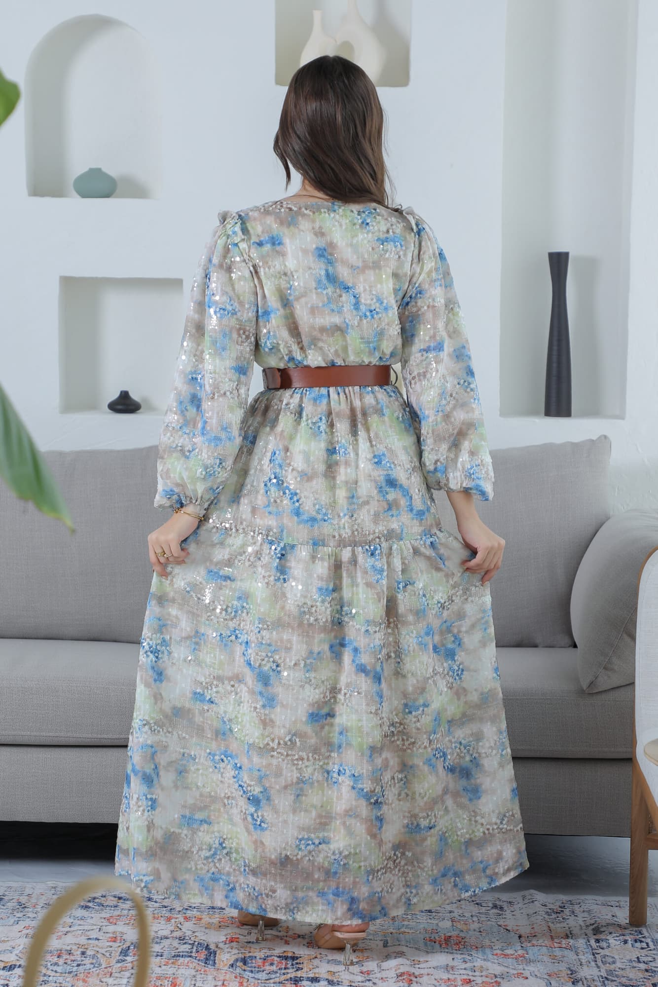 فستان باكمام واسعة مع حزام جلد بني