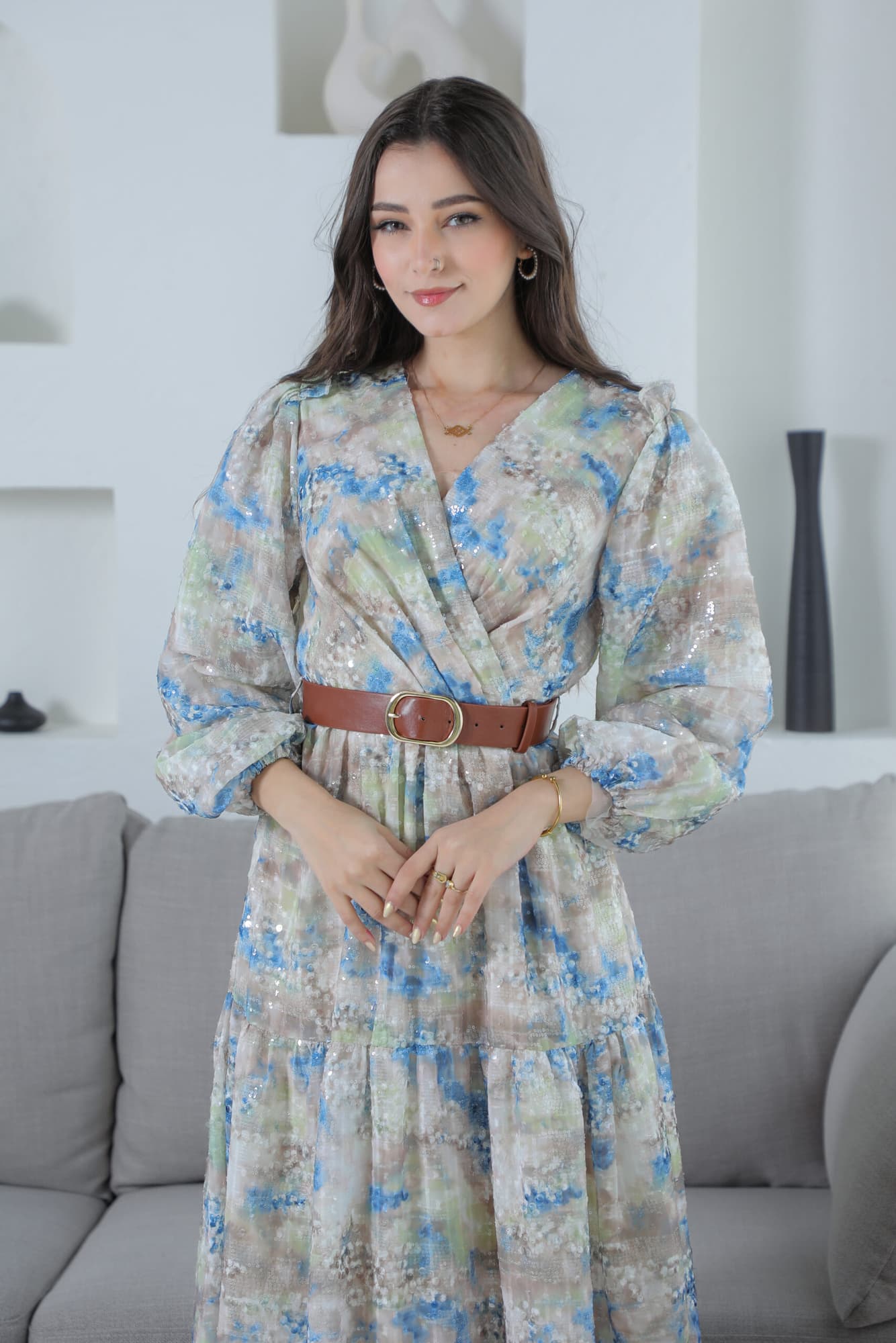 فستان باكمام واسعة مع حزام جلد بني