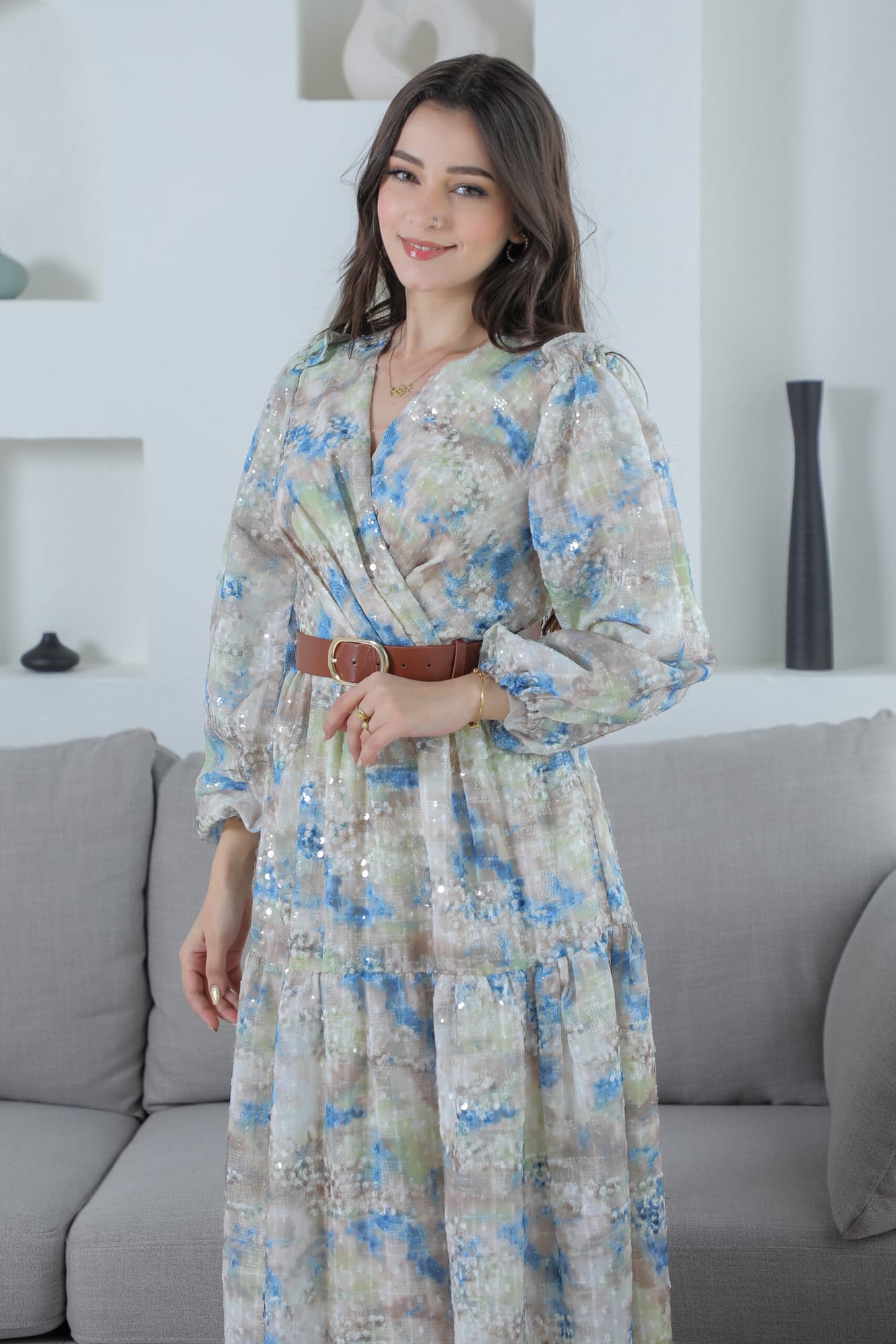 فستان باكمام واسعة مع حزام جلد بني