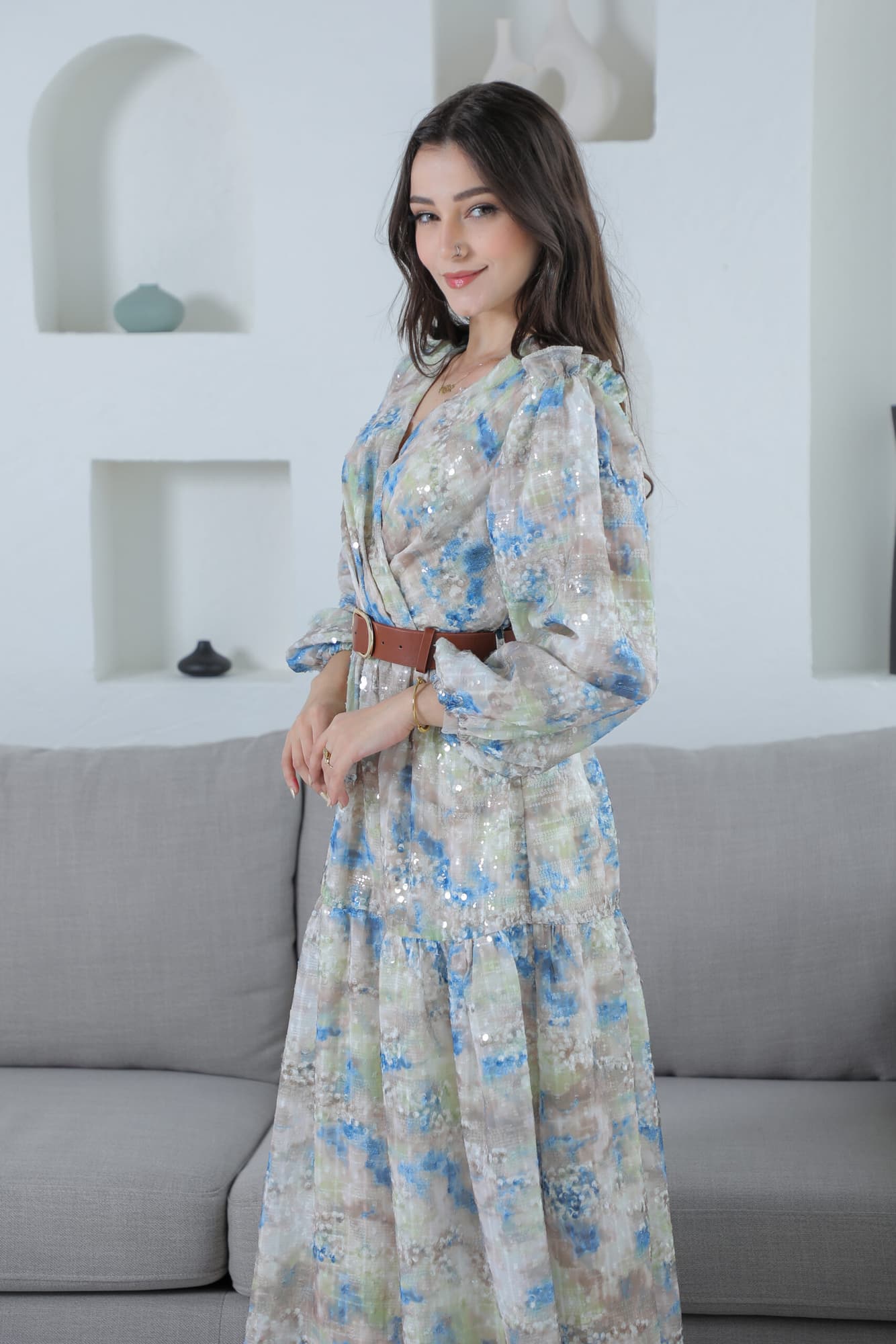 فستان باكمام واسعة مع حزام جلد بني