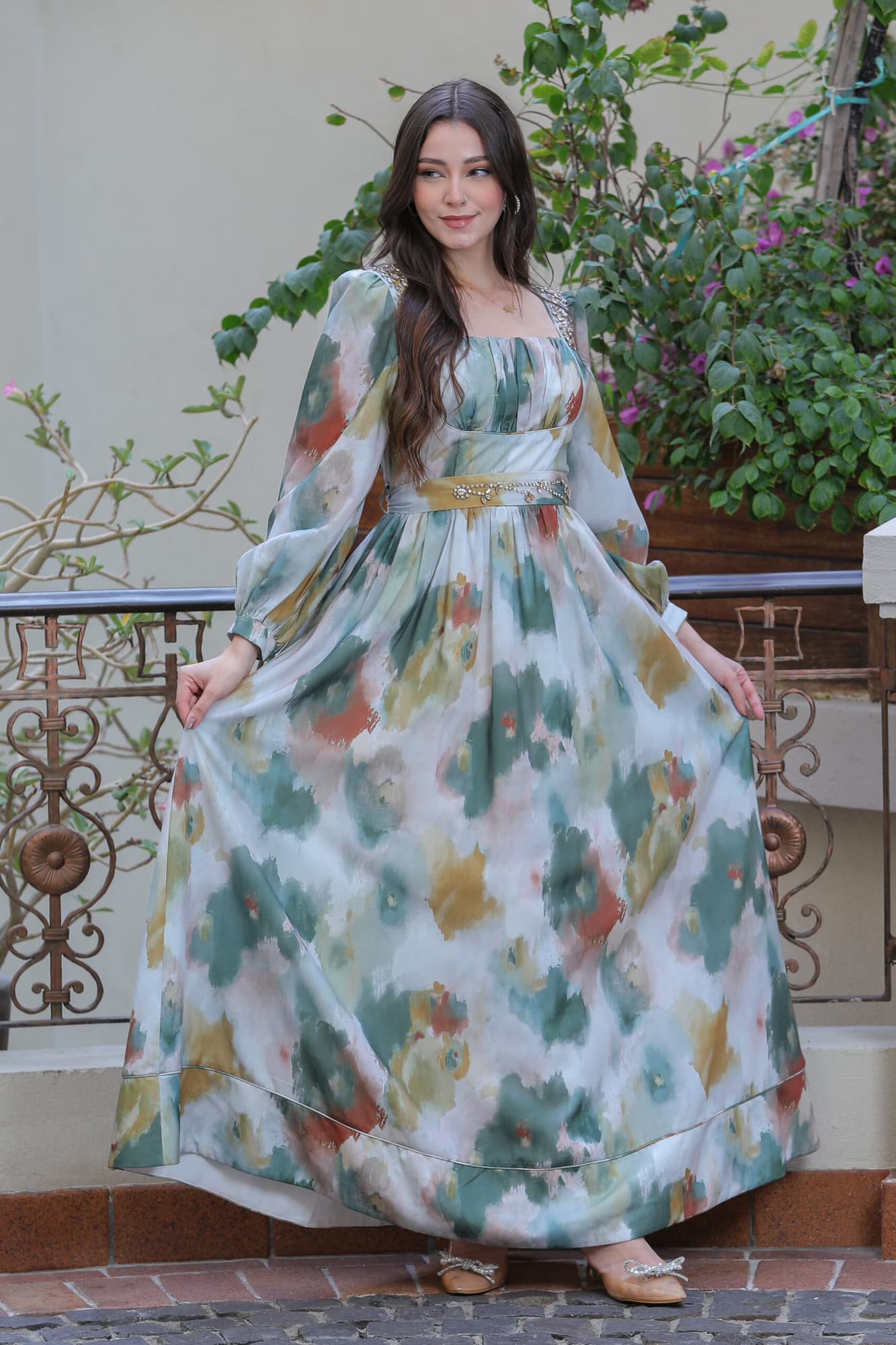 فستان مشجر كشكش بتطريز على الاكتاف واكمام مزمومه