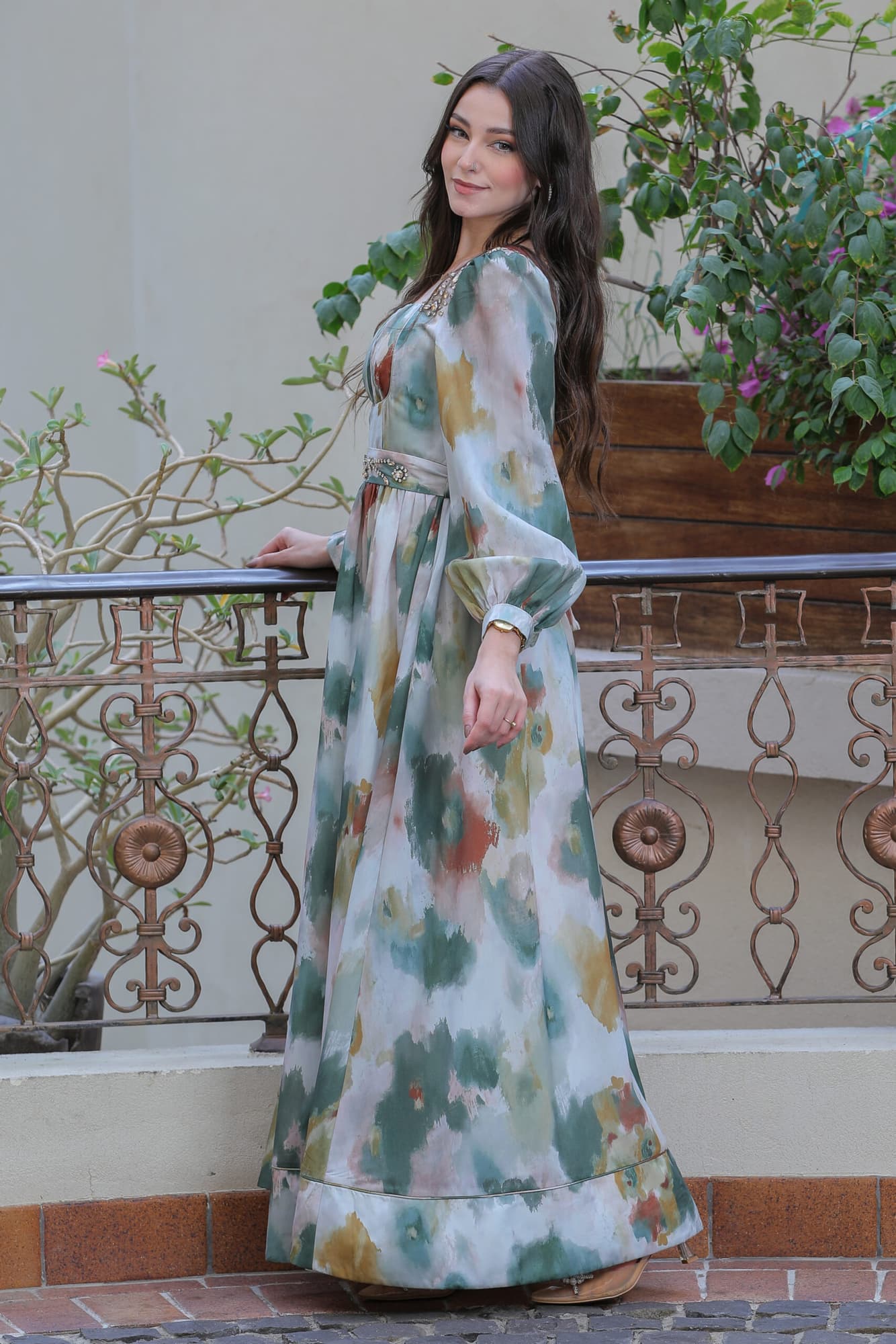 فستان مشجر كشكش بتطريز على الاكتاف واكمام مزمومه