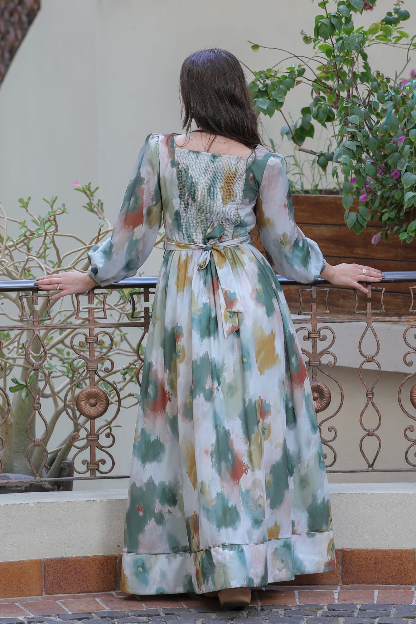 فستان مشجر كشكش بتطريز على الاكتاف واكمام مزمومه