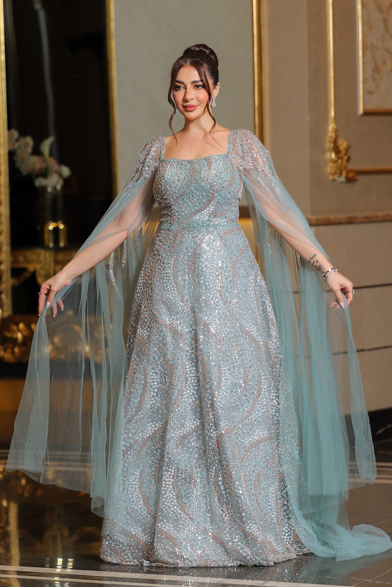 فستان سهره بتطريز كامل وأكمام كيب شفافه