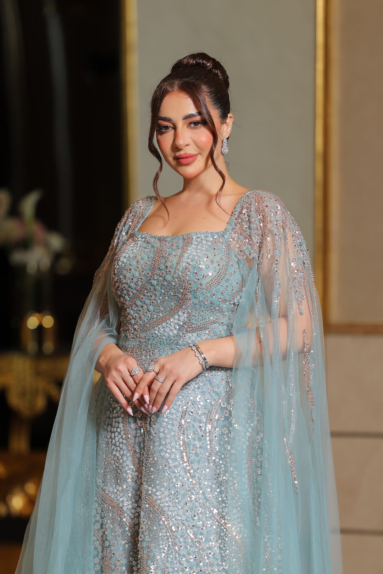 فستان سهره بتطريز كامل وأكمام كيب شفافه