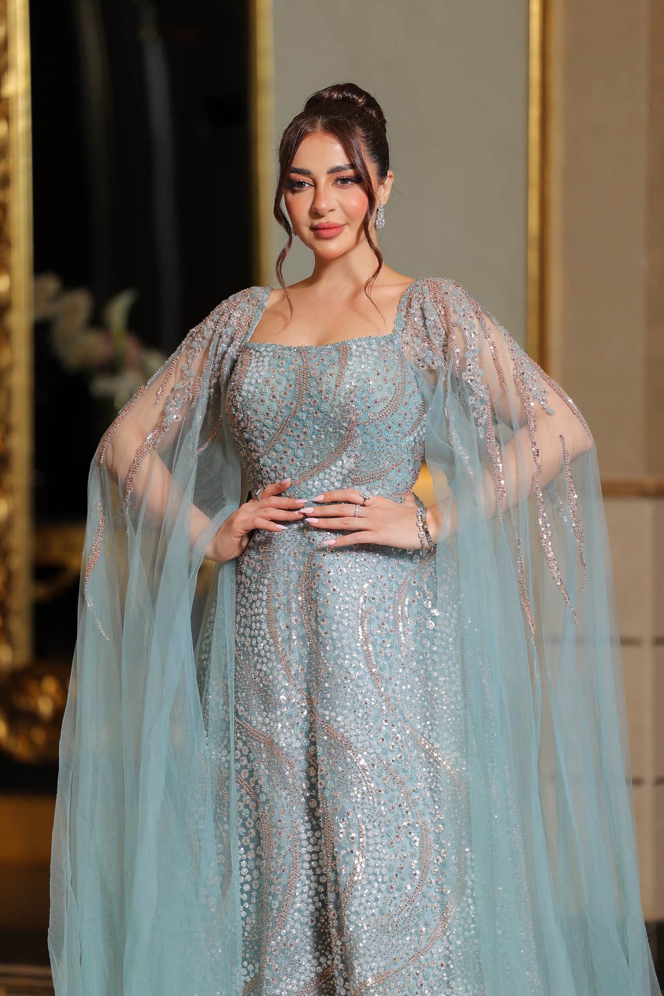 فستان سهره بتطريز كامل وأكمام كيب شفافه