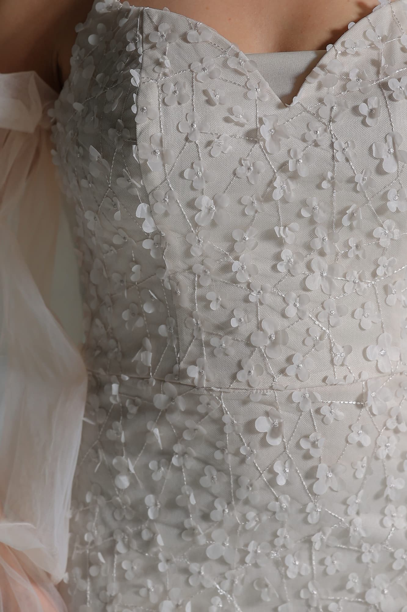 فستان سهرة ماكسي ناعم مزين بورود بقصة اكمام مميزة بيج