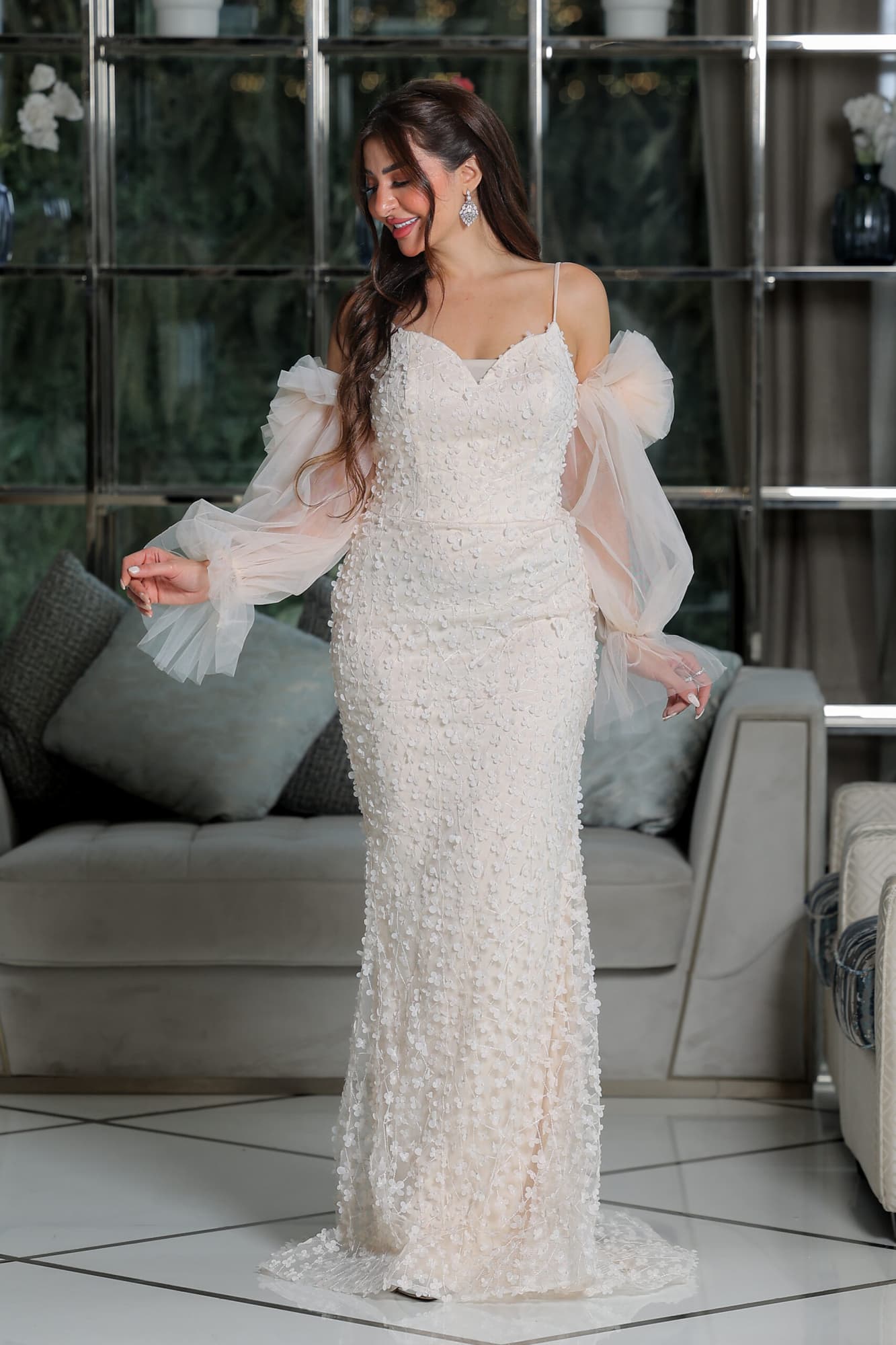 فستان سهرة ماكسي ناعم مزين بورود بقصة اكمام مميزة