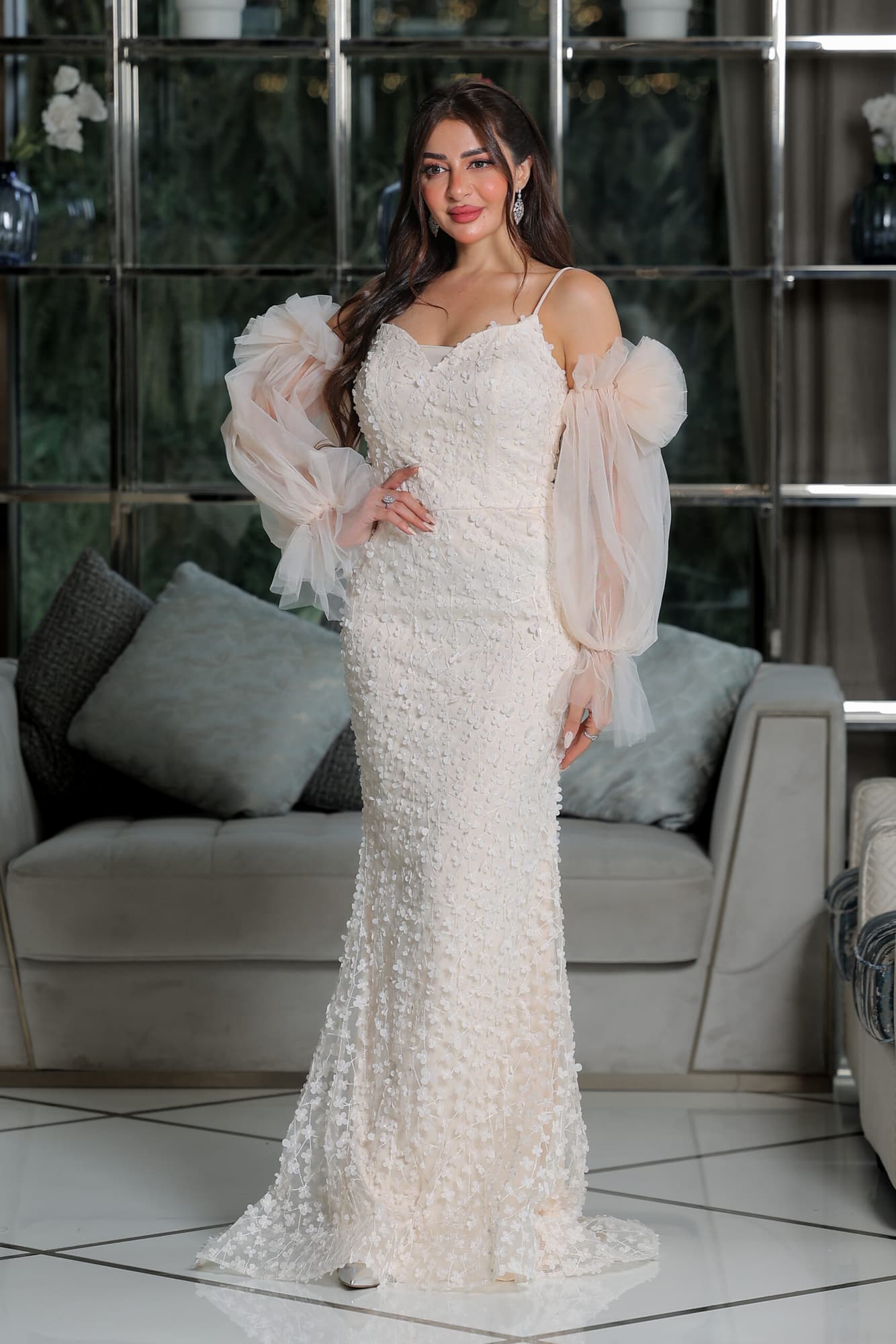 فستان سهرة ماكسي ناعم مزين بورود بقصة اكمام مميزة