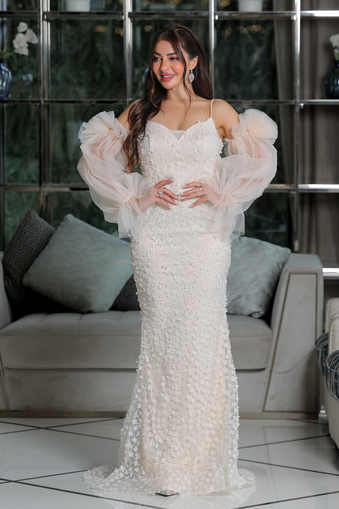 فستان سهرة ماكسي ناعم مزين بورود بقصة اكمام مميزة