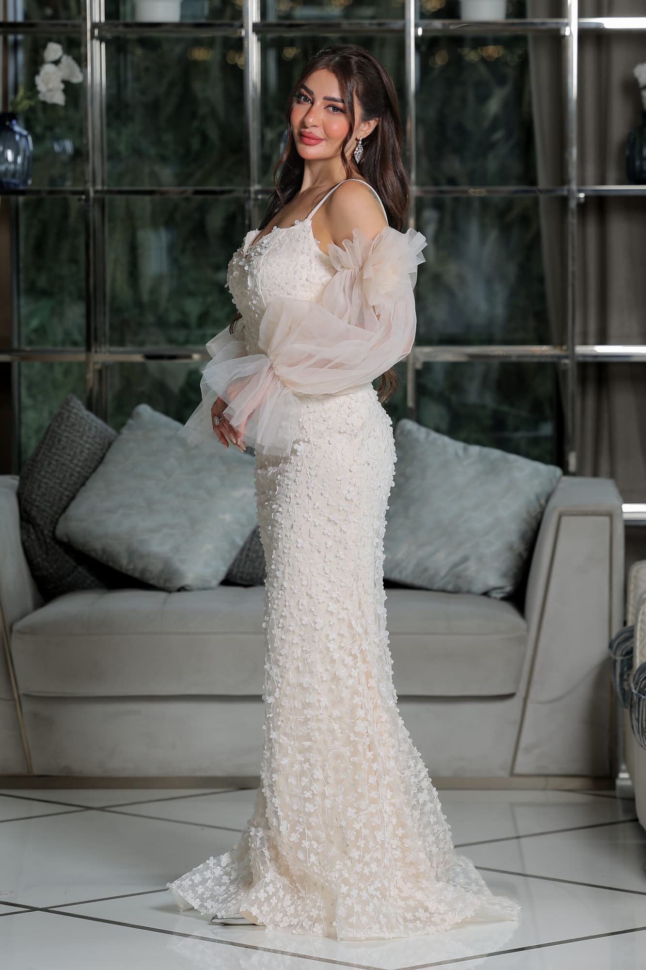 فستان سهرة ماكسي ناعم مزين بورود بقصة اكمام مميزة