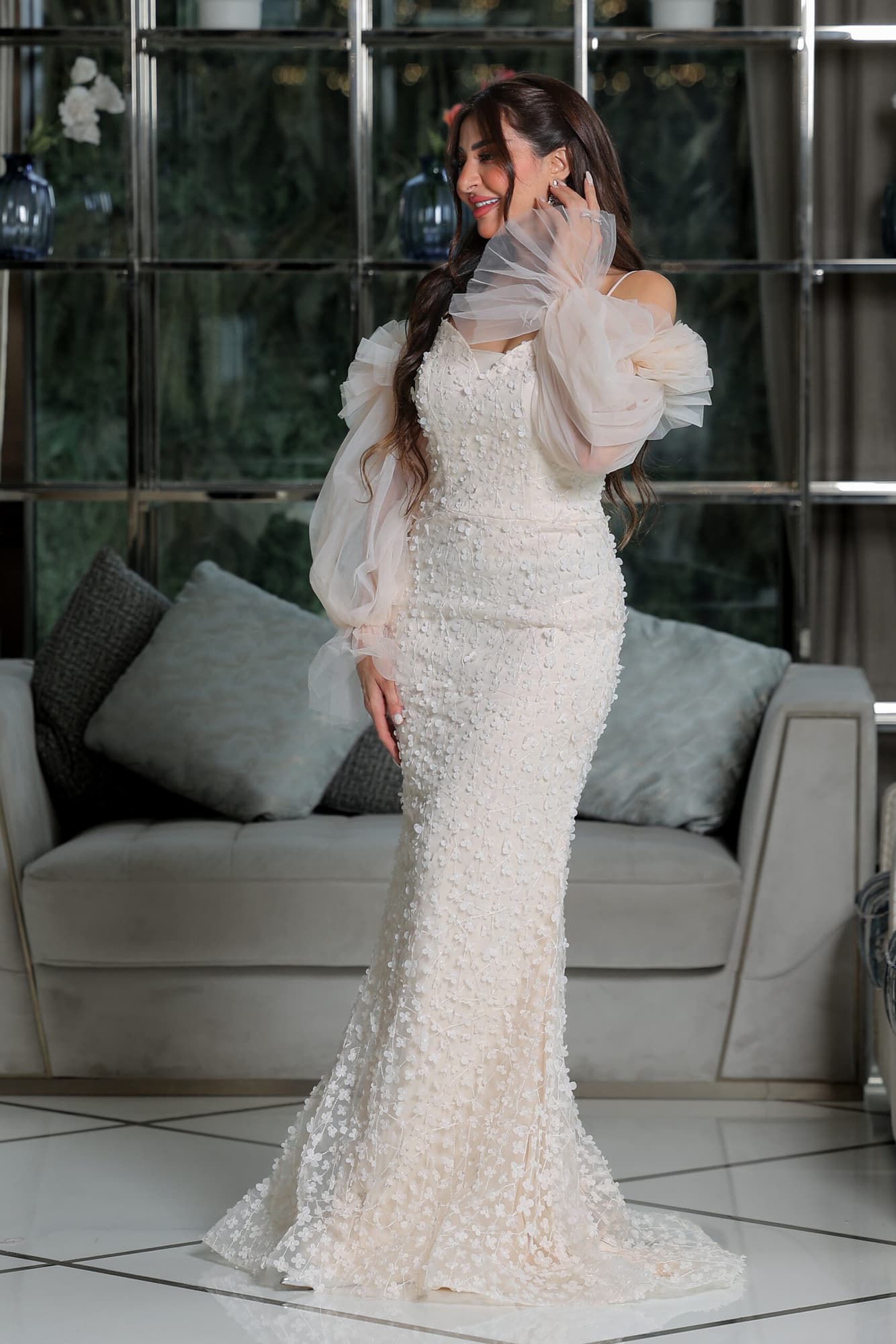 فستان سهرة ماكسي ناعم مزين بورود بقصة اكمام مميزة