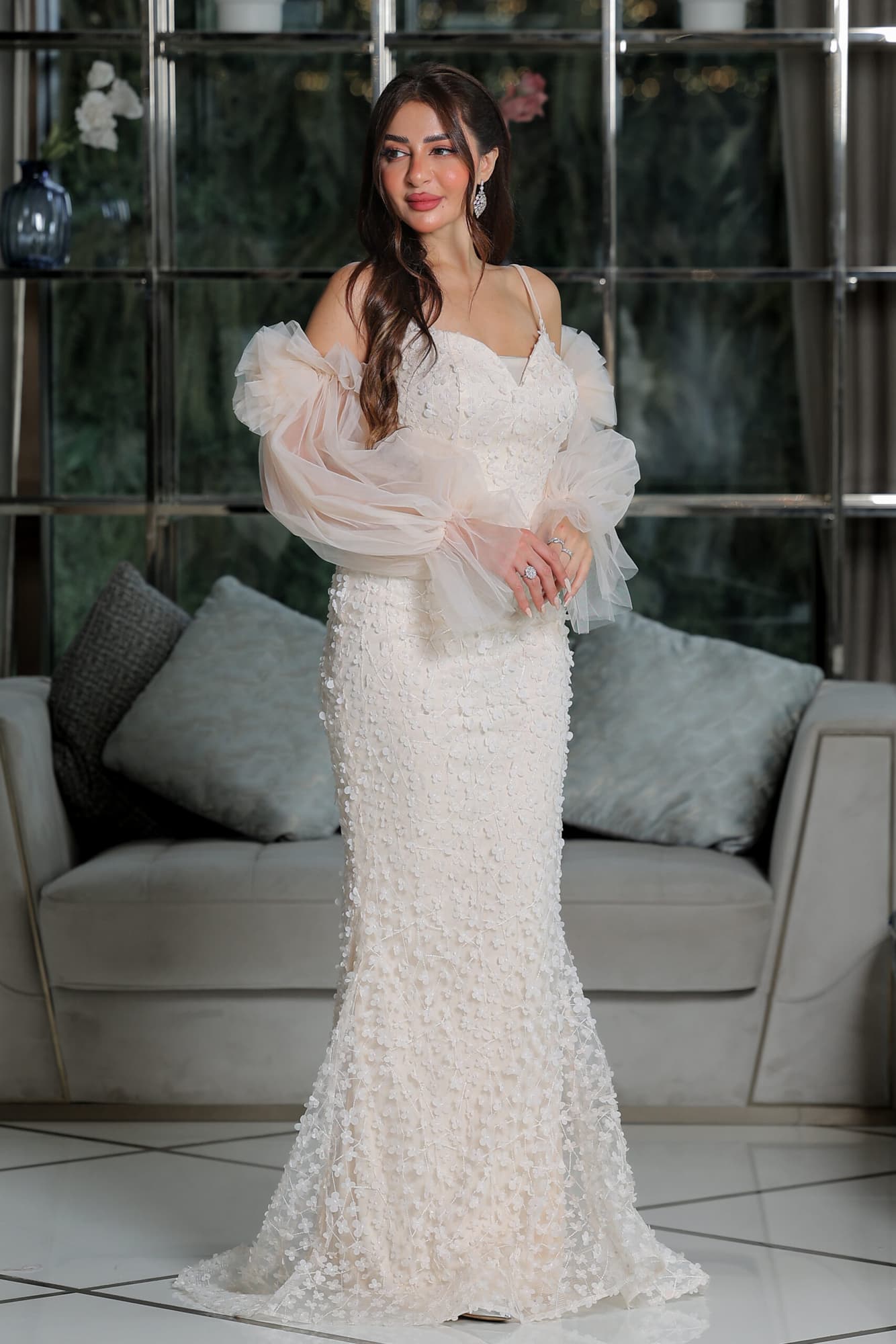 فستان سهرة ماكسي ناعم مزين بورود بقصة اكمام مميزة