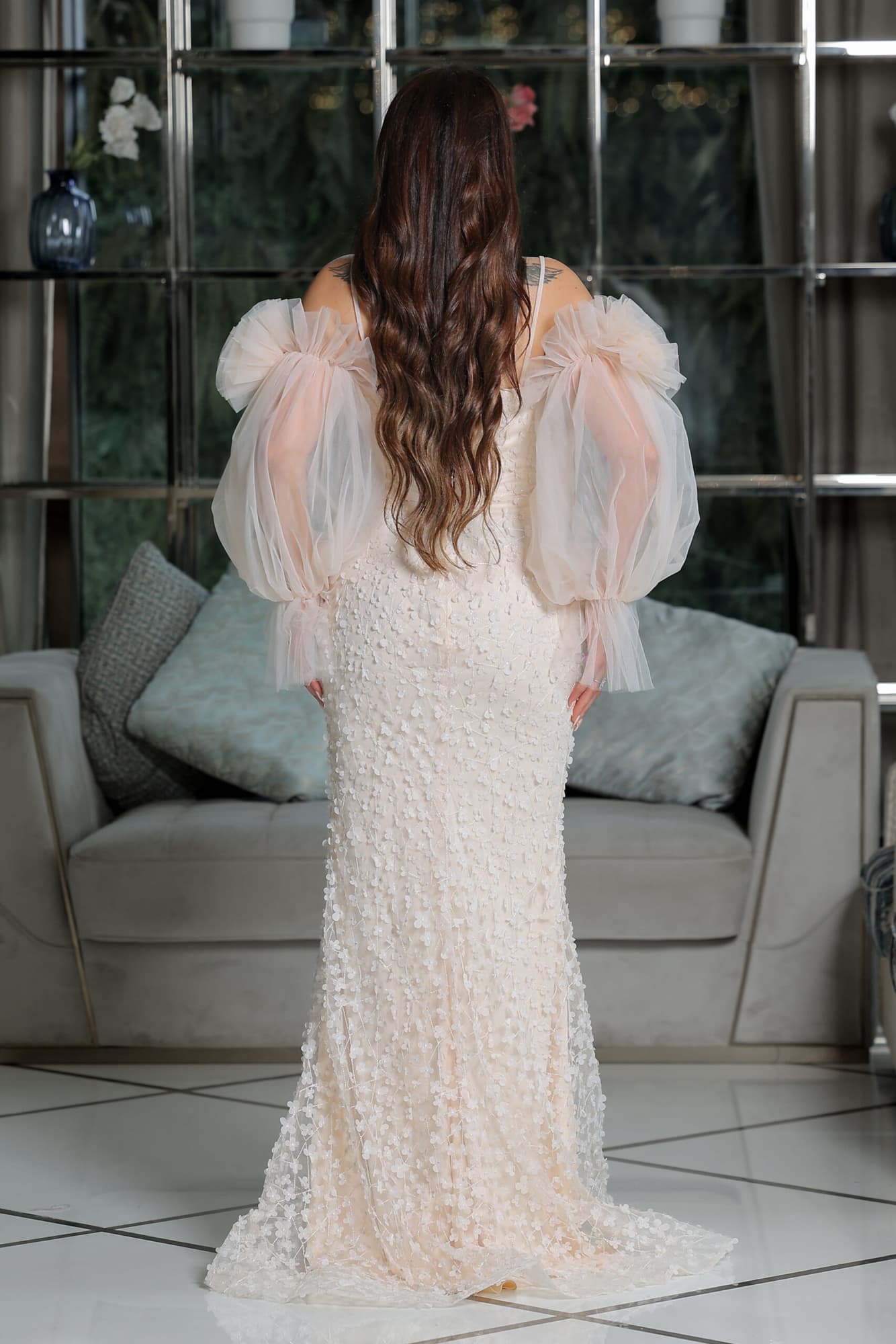 فستان سهرة ماكسي ناعم مزين بورود بقصة اكمام مميزة