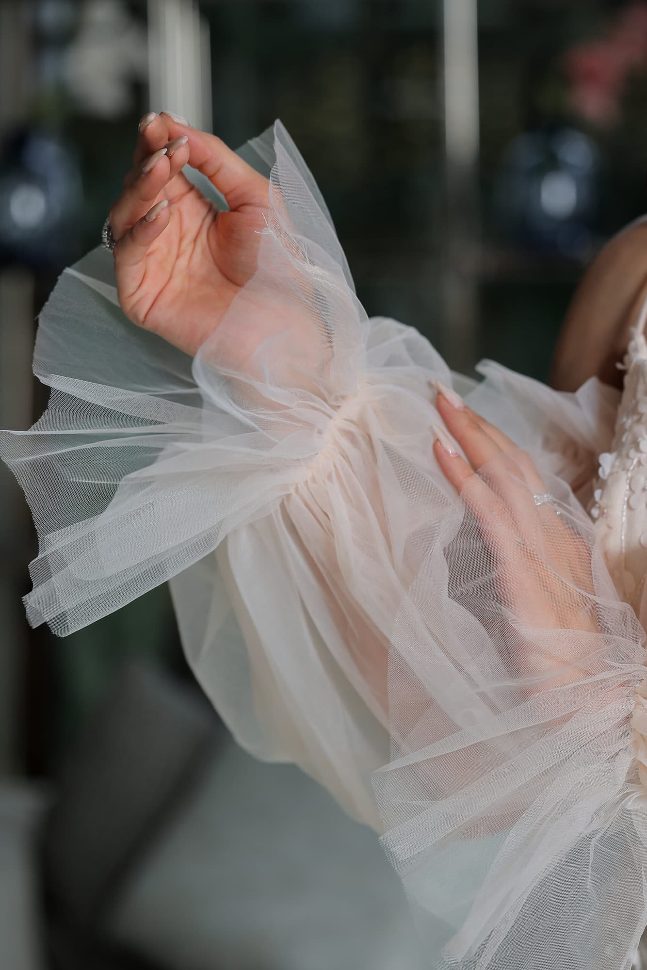 فستان سهرة ماكسي ناعم مزين بورود بقصة اكمام مميزة