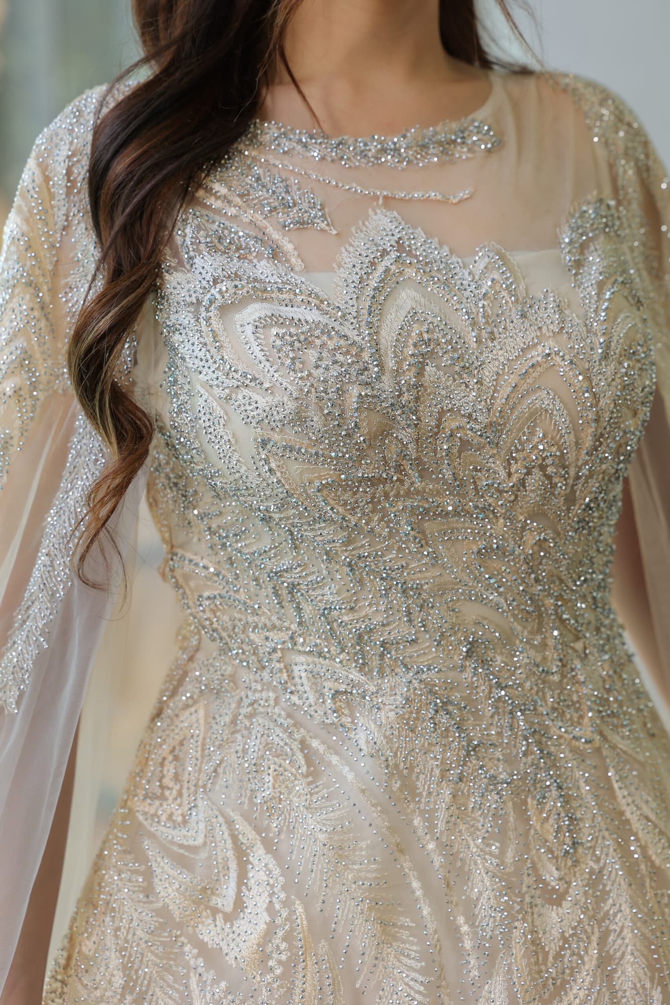 فستان سهرة مع تفاصيل كيب على الكتف وتطريز كامل بيج