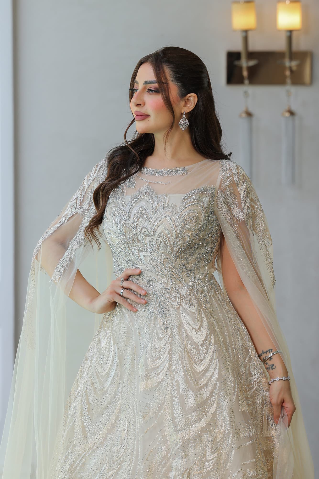 فستان سهرة مع تفاصيل كيب على الكتف وتطريز كامل