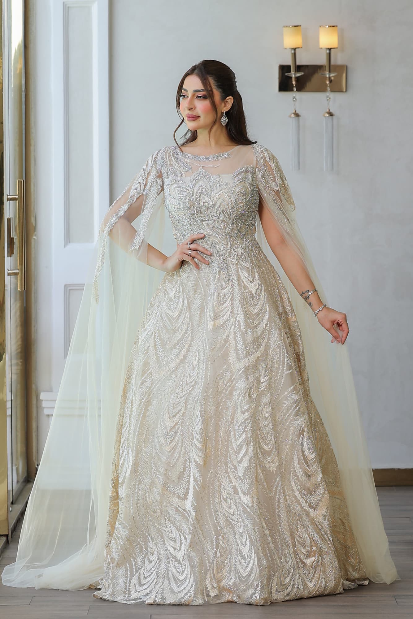 فستان سهرة مع تفاصيل كيب على الكتف وتطريز كامل