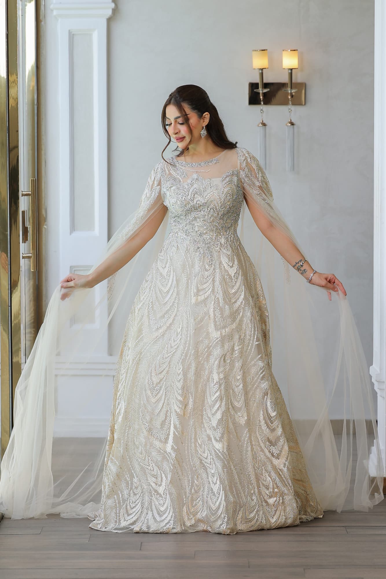 فستان سهرة مع تفاصيل كيب على الكتف وتطريز كامل