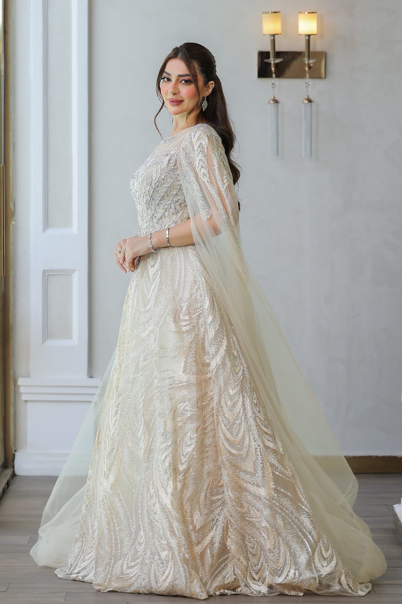 فستان سهرة مع تفاصيل كيب على الكتف وتطريز كامل