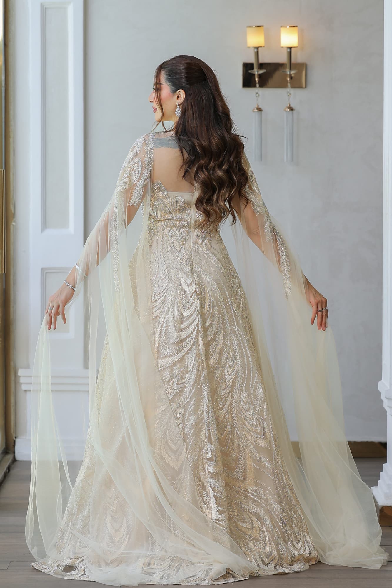 فستان سهرة مع تفاصيل كيب على الكتف وتطريز كامل