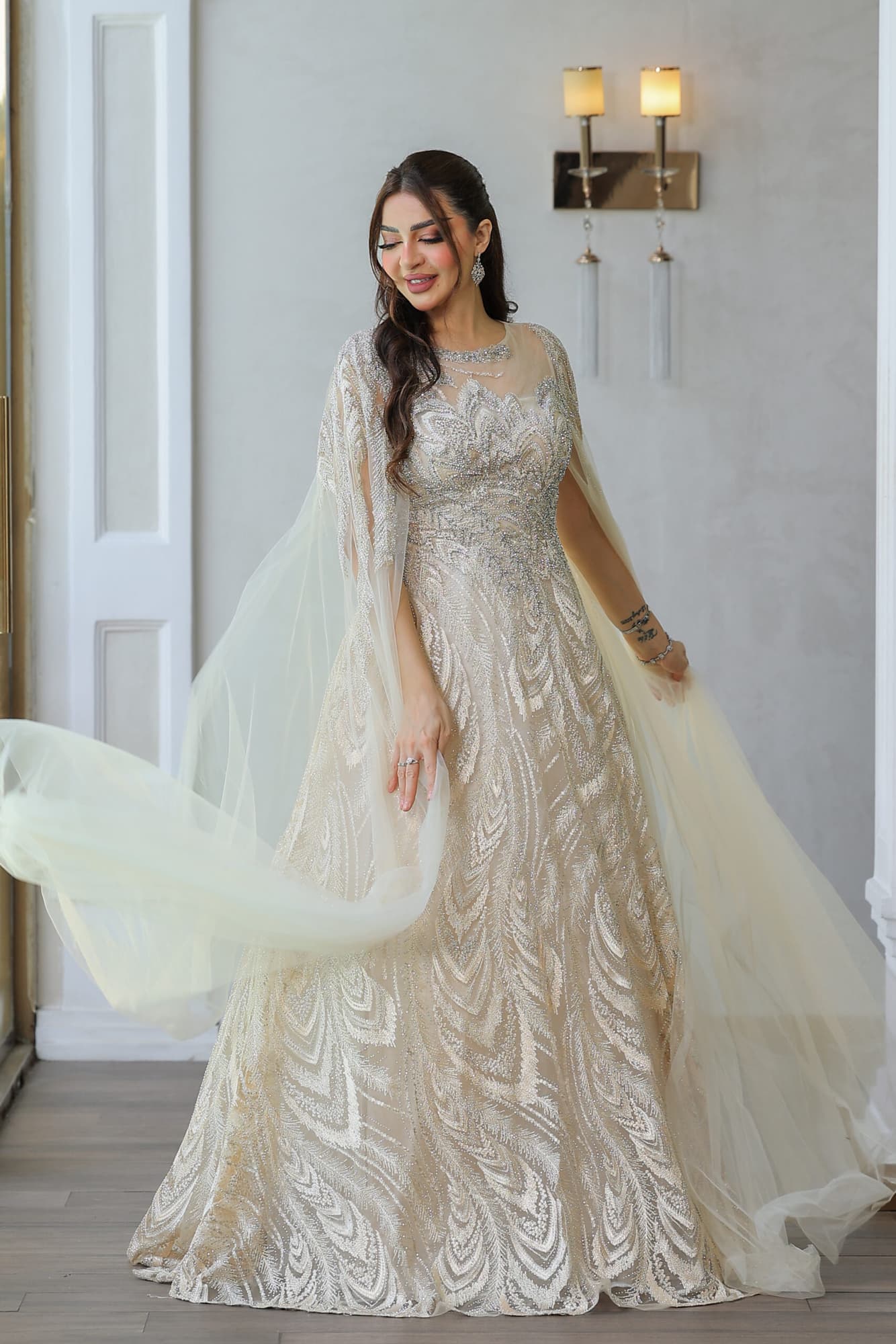 فستان سهرة مع تفاصيل كيب على الكتف وتطريز كامل