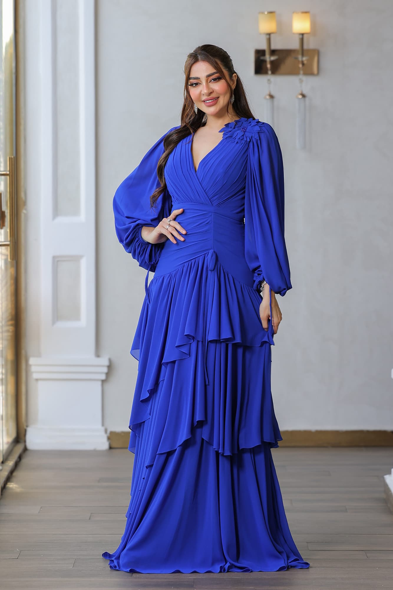 فستان سهرة ثلاث طبقات بفيونكه على الكتف