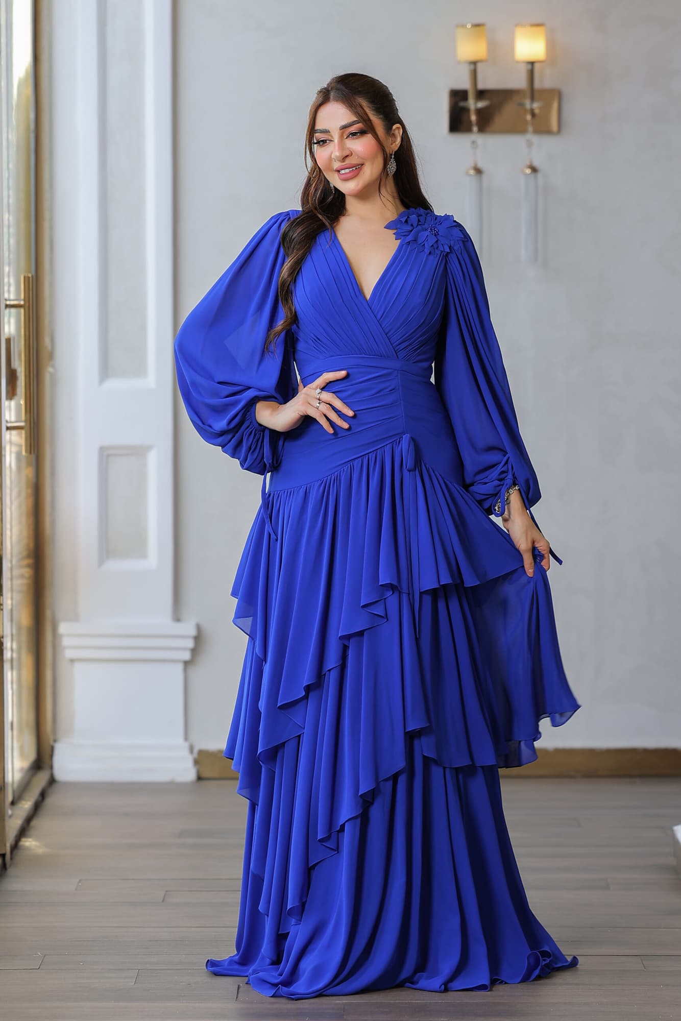 فستان سهرة ثلاث طبقات بفيونكه على الكتف