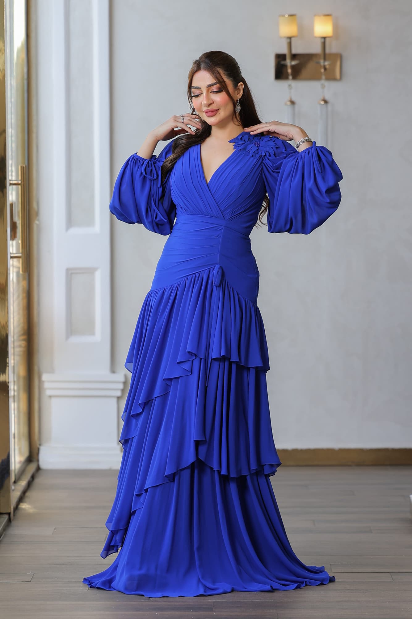 فستان سهرة ثلاث طبقات بفيونكه على الكتف