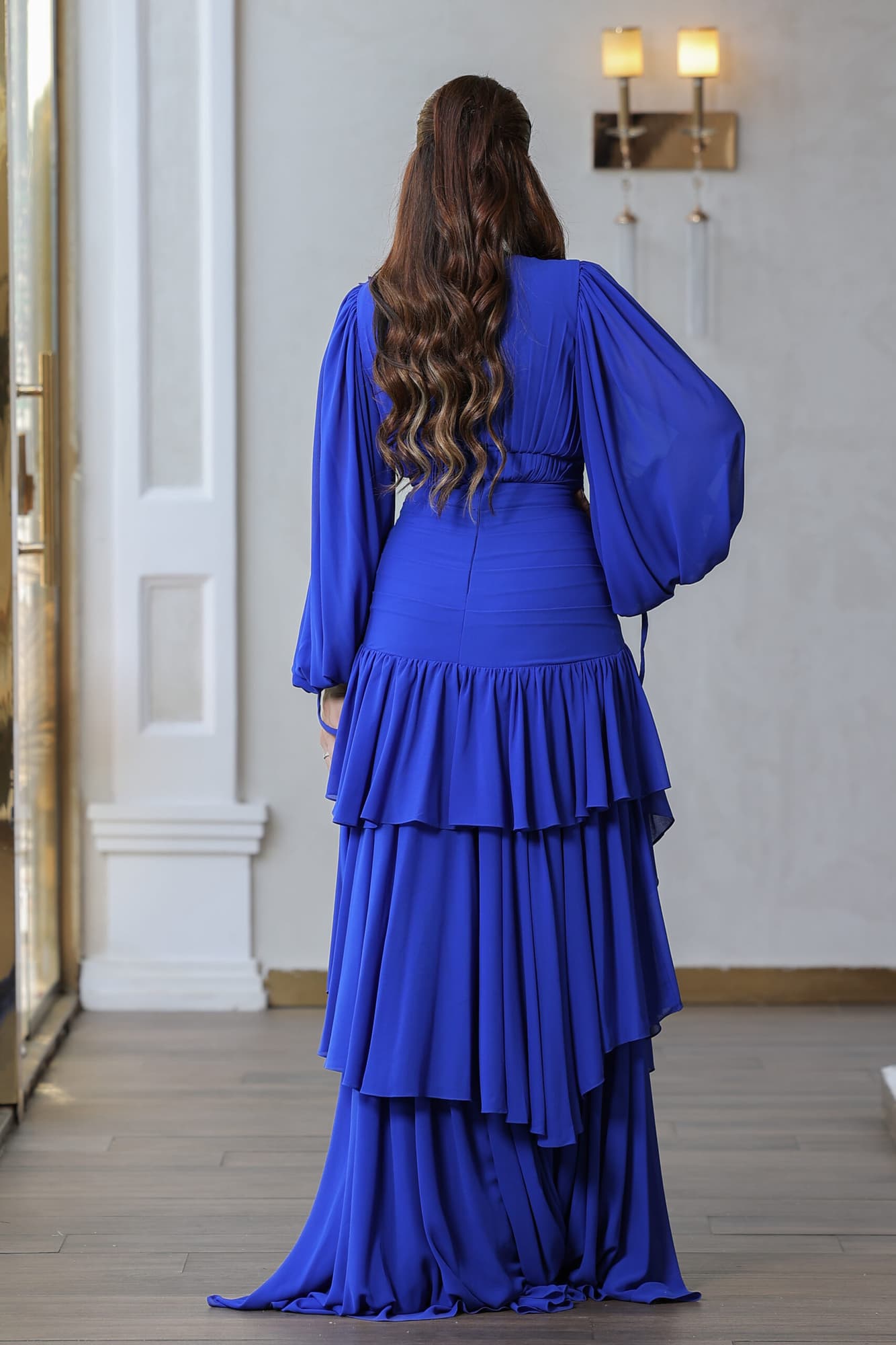 فستان سهرة ثلاث طبقات بفيونكه على الكتف