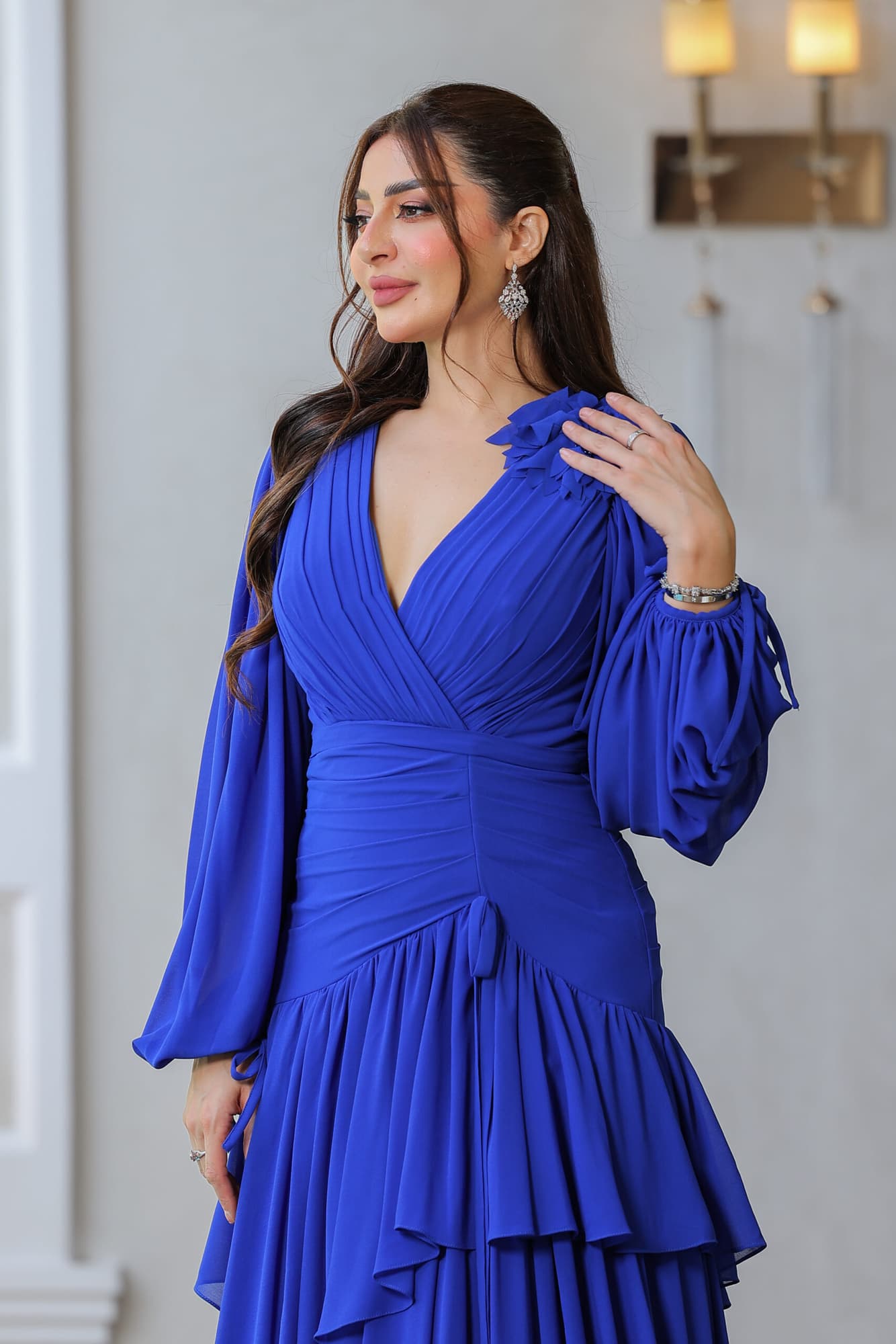 فستان سهرة ثلاث طبقات بفيونكه على الكتف