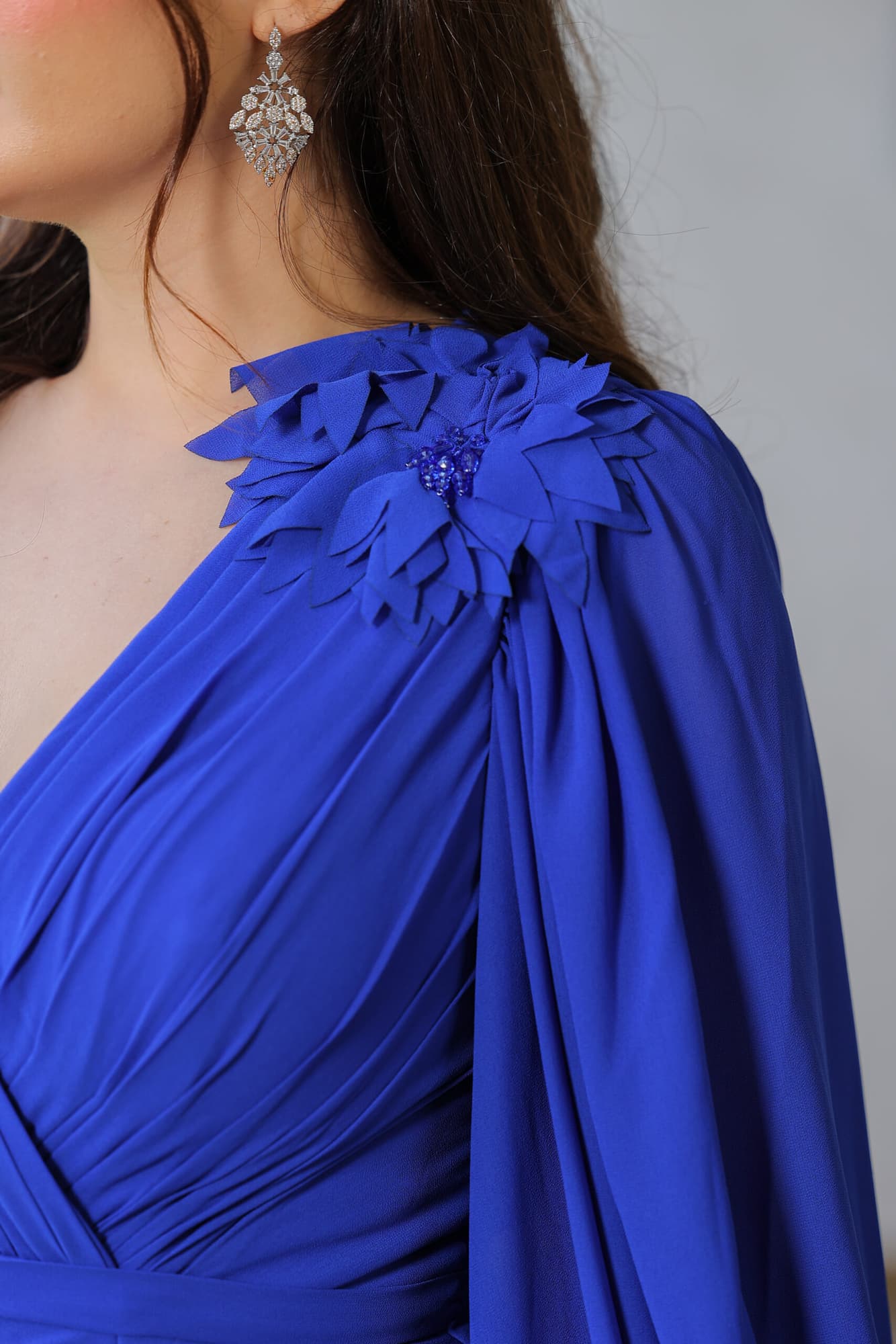 فستان سهرة ثلاث طبقات بفيونكه على الكتف