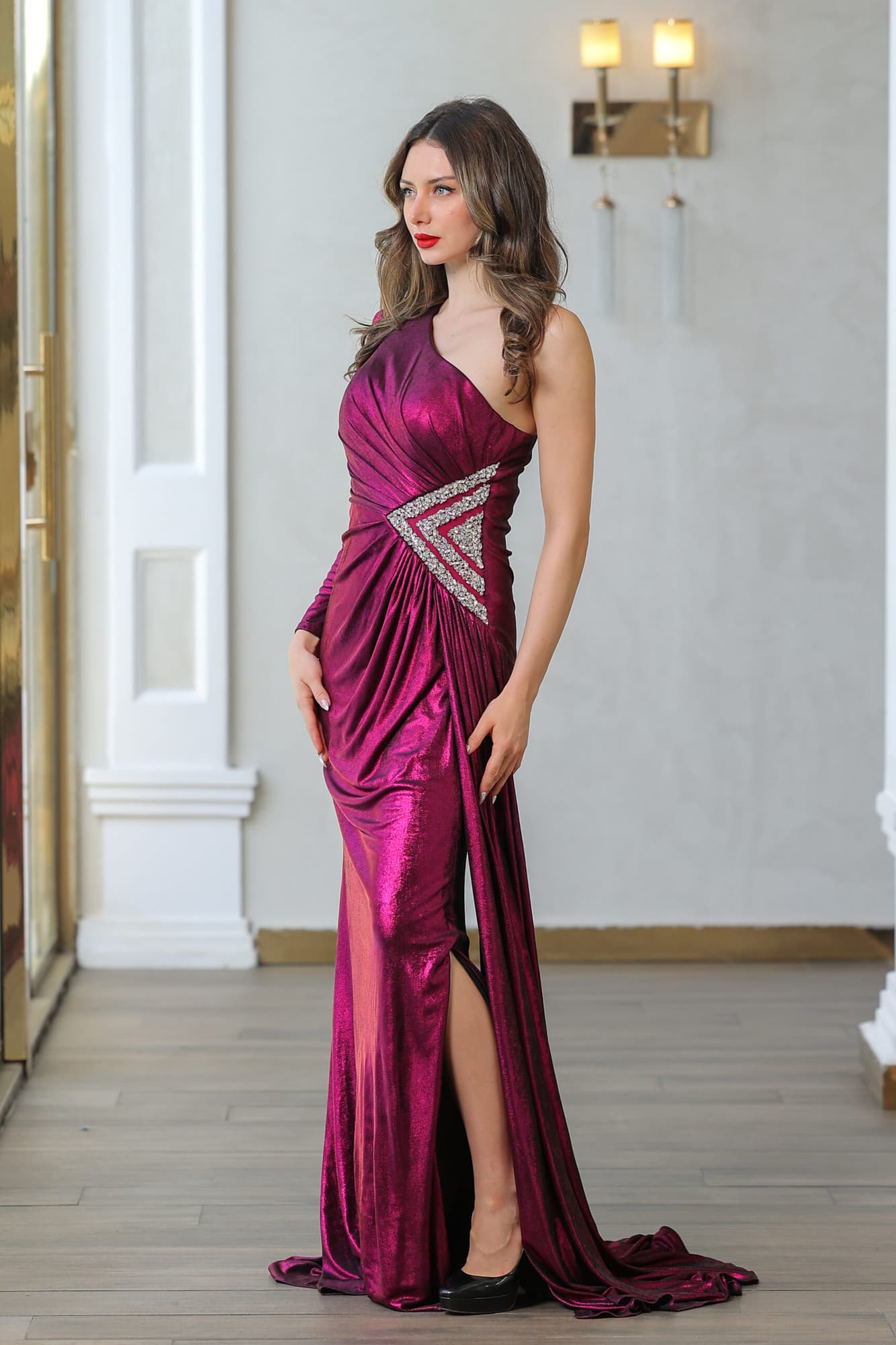 فستان سهره لماع بكم واحد وتطريز جانبي