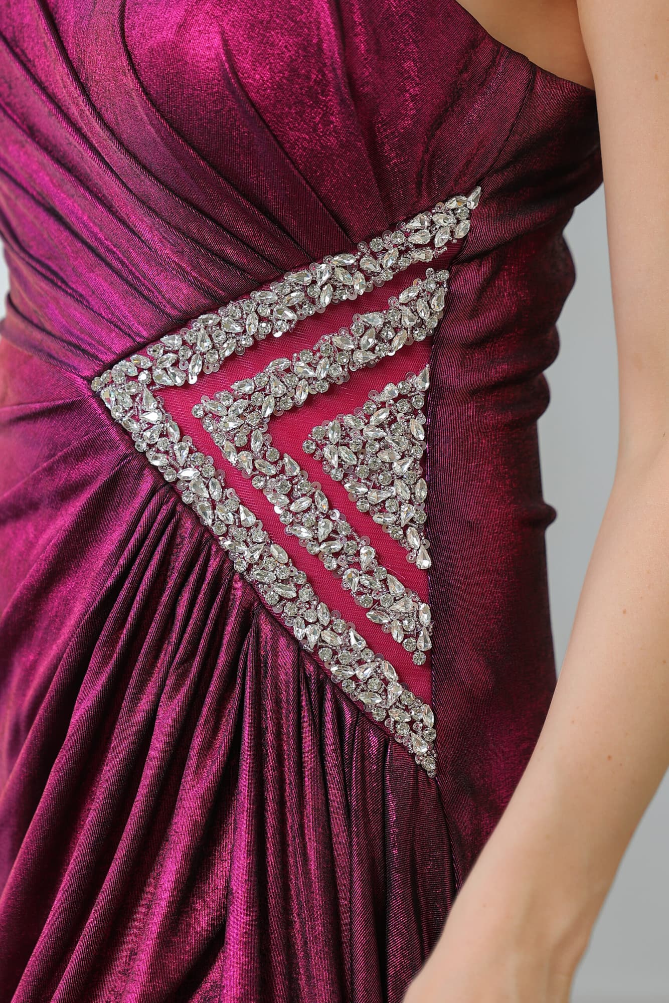 فستان سهره لماع بكم واحد وتطريز جانبي