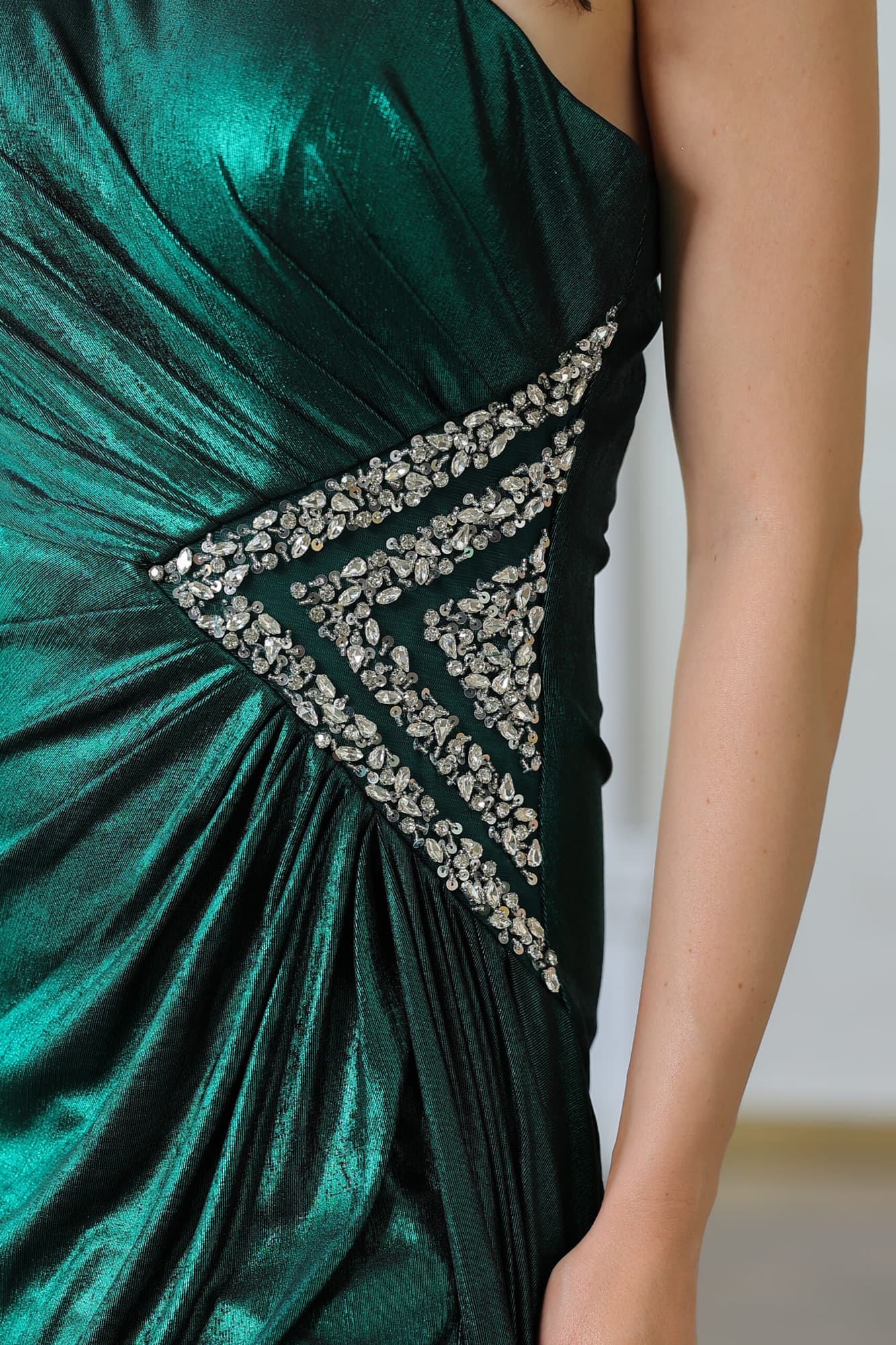 فستان سهره لماع بكم واحد وتطريز جانبي