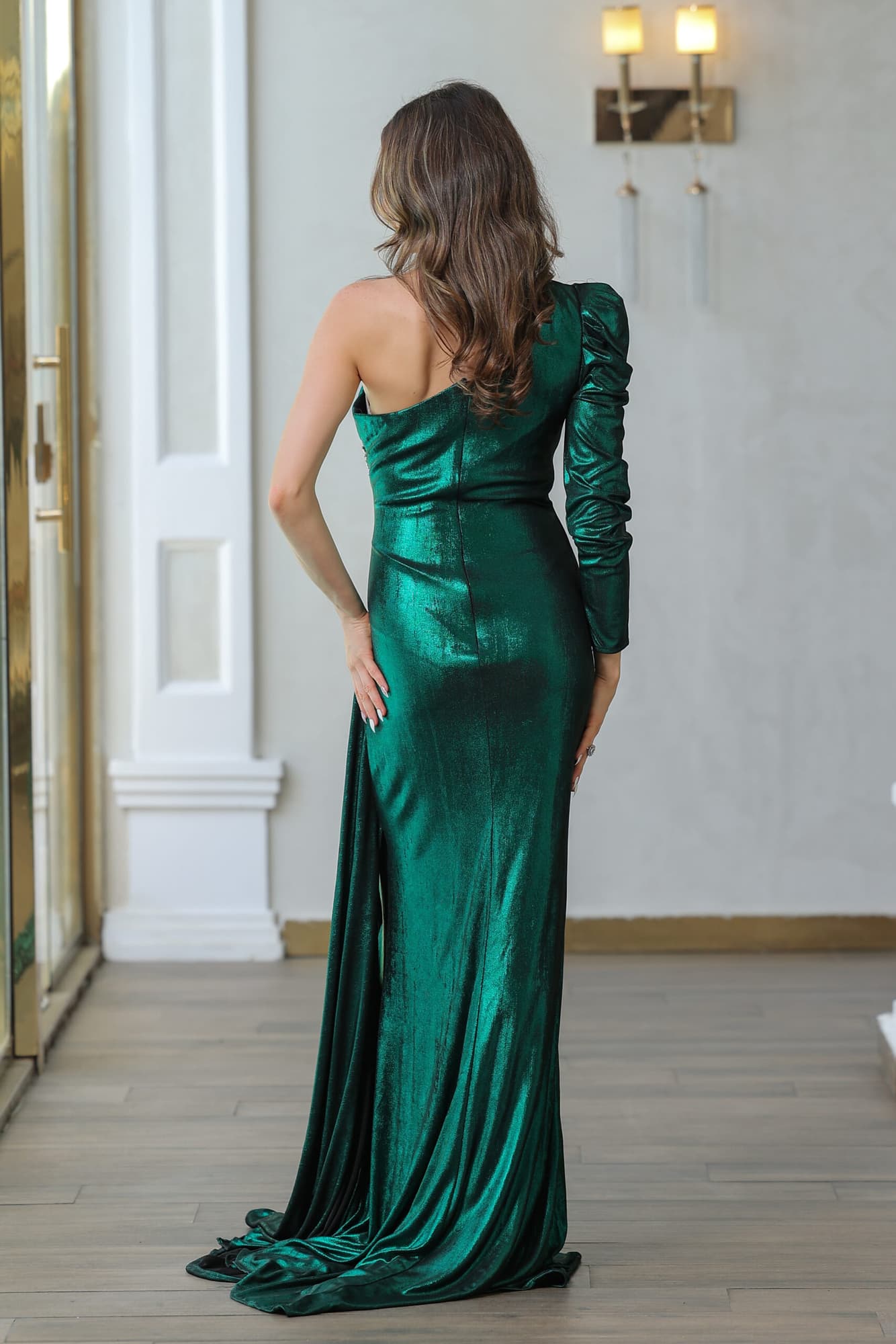 فستان سهره لماع بكم واحد وتطريز جانبي