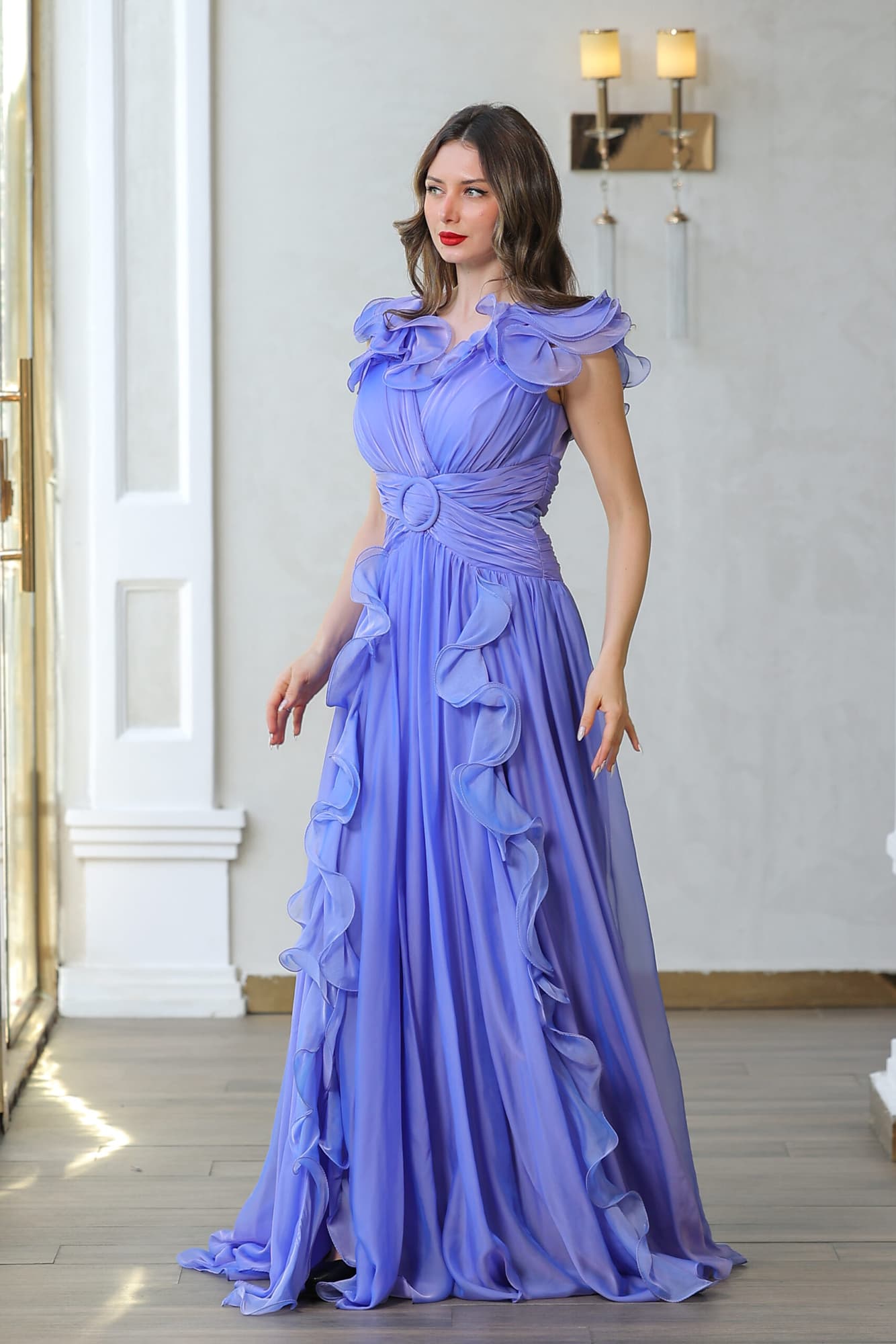 فستان سهرة بكشكش على الكتف والجوانب