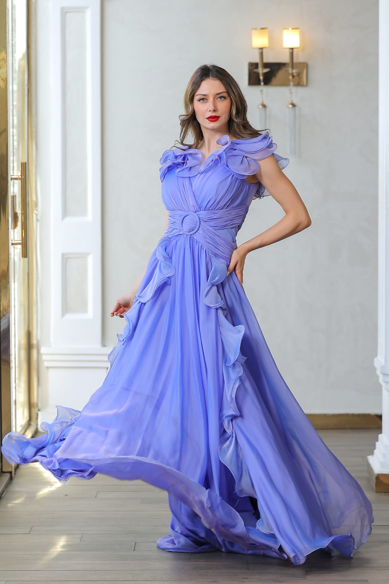 فستان سهرة بكشكش على الكتف والجوانب