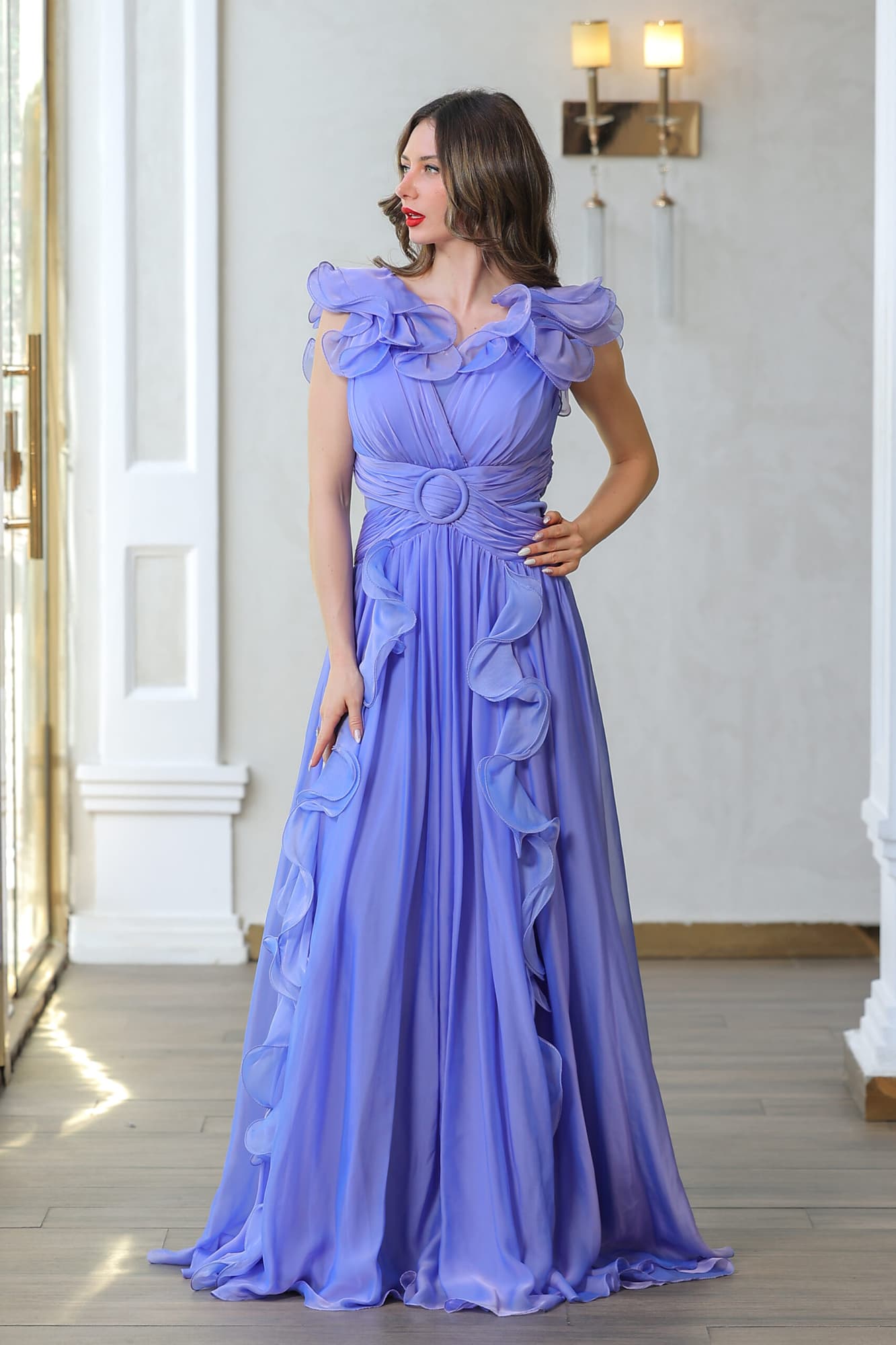 فستان سهرة بكشكش على الكتف والجوانب